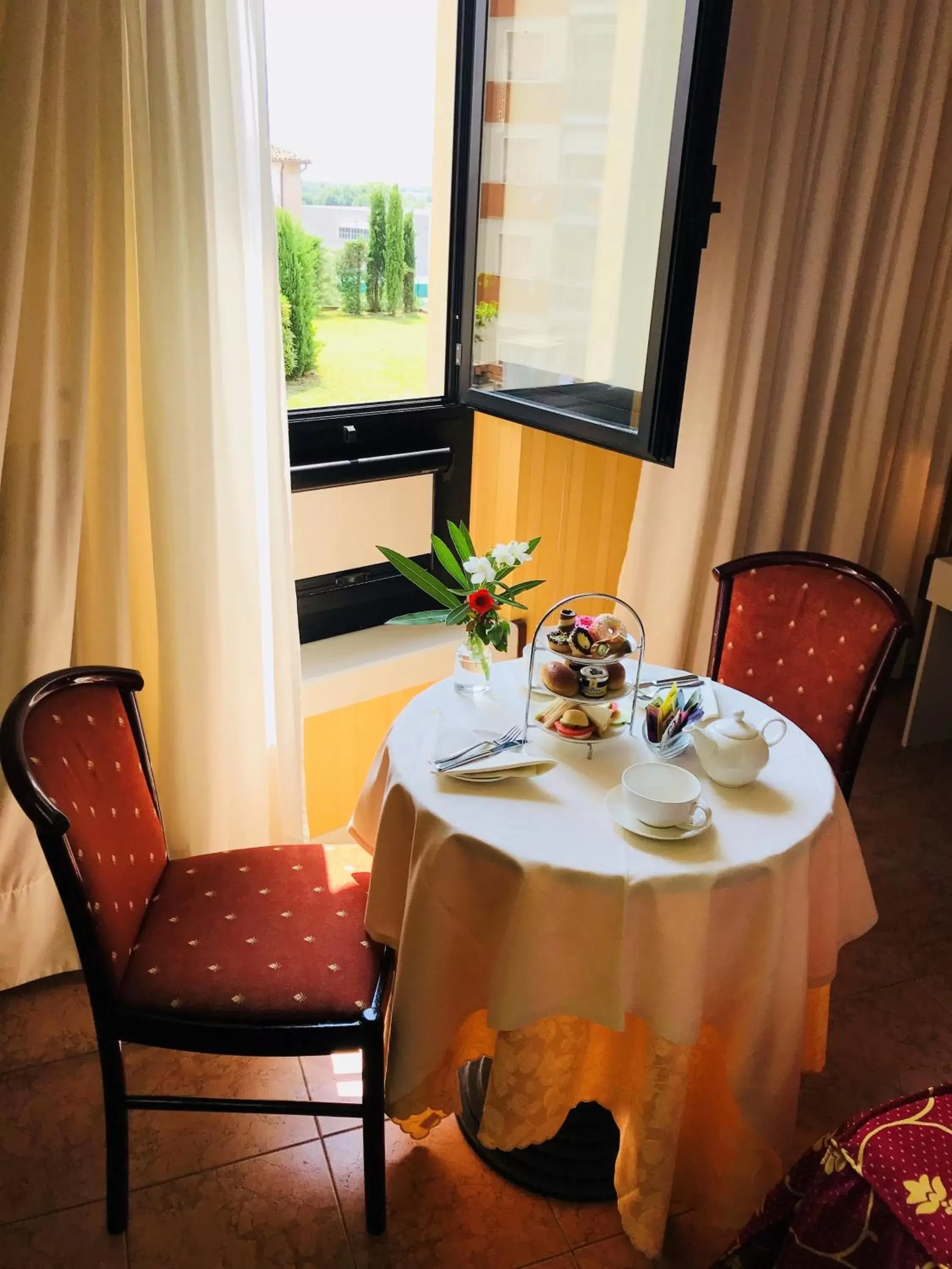 Meals, Dining Area in Hotel Maxim