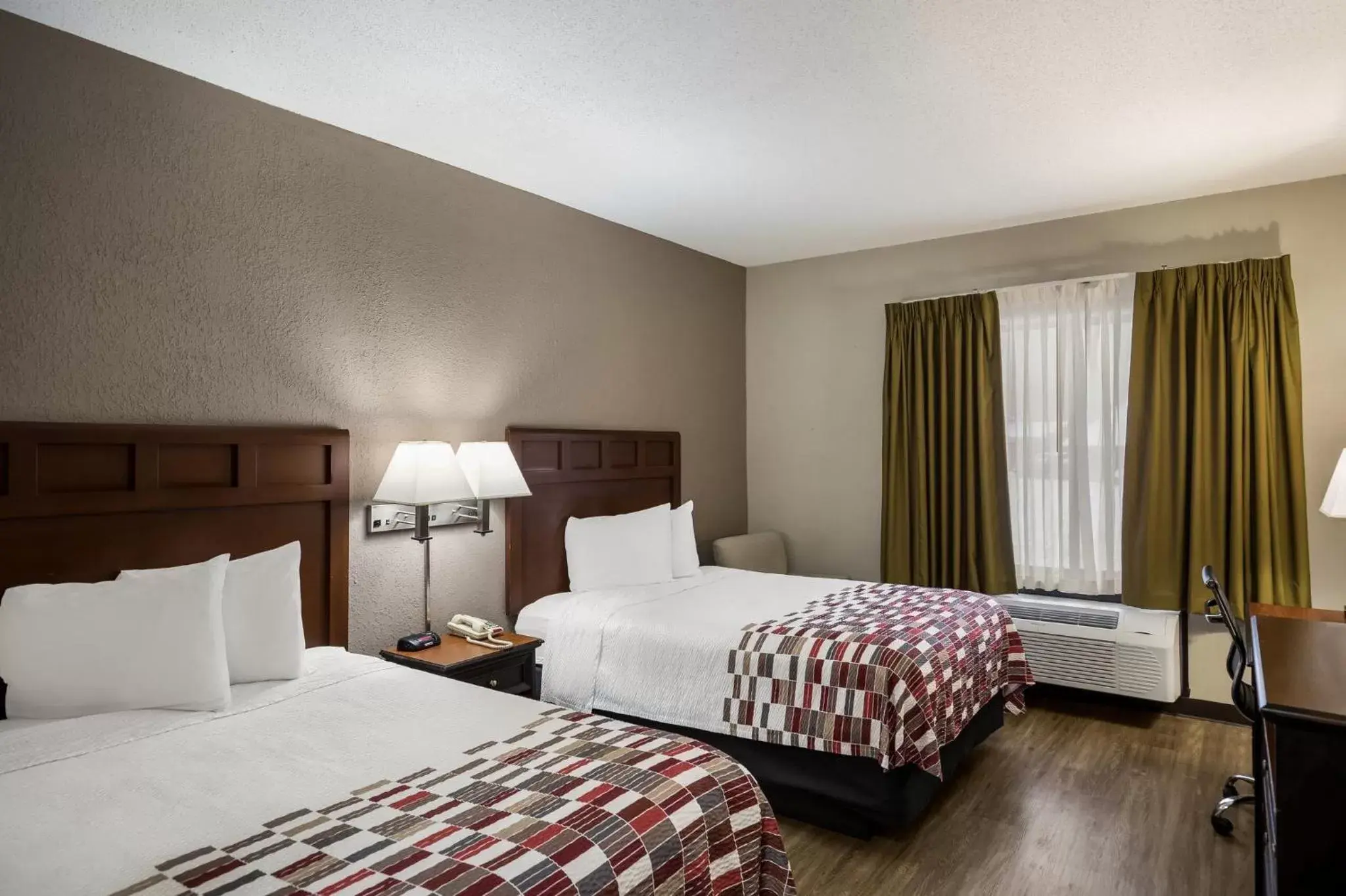 Photo of the whole room, Bed in Red Roof Inn & Suites Bloomsburg - Mifflinville