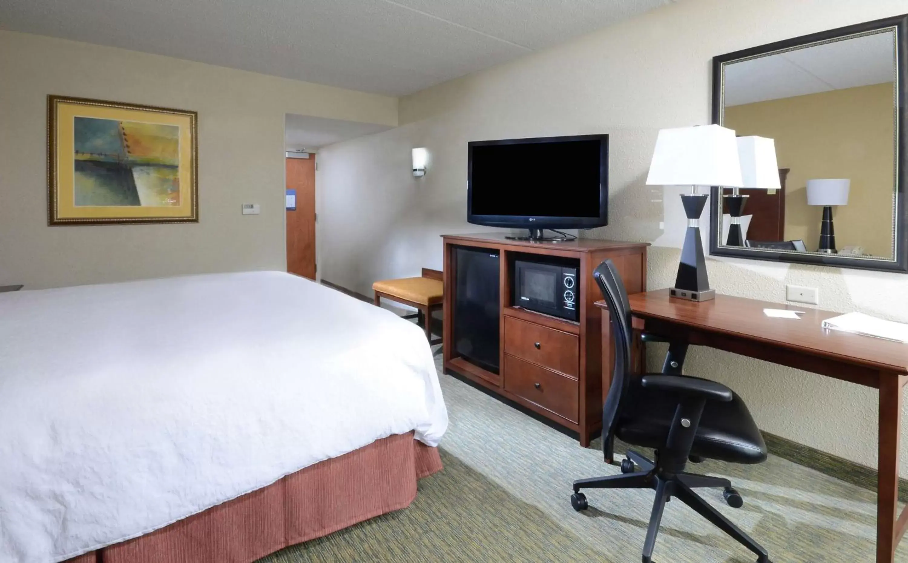 Bedroom, TV/Entertainment Center in Hampton Inn Raleigh/Durham Airport