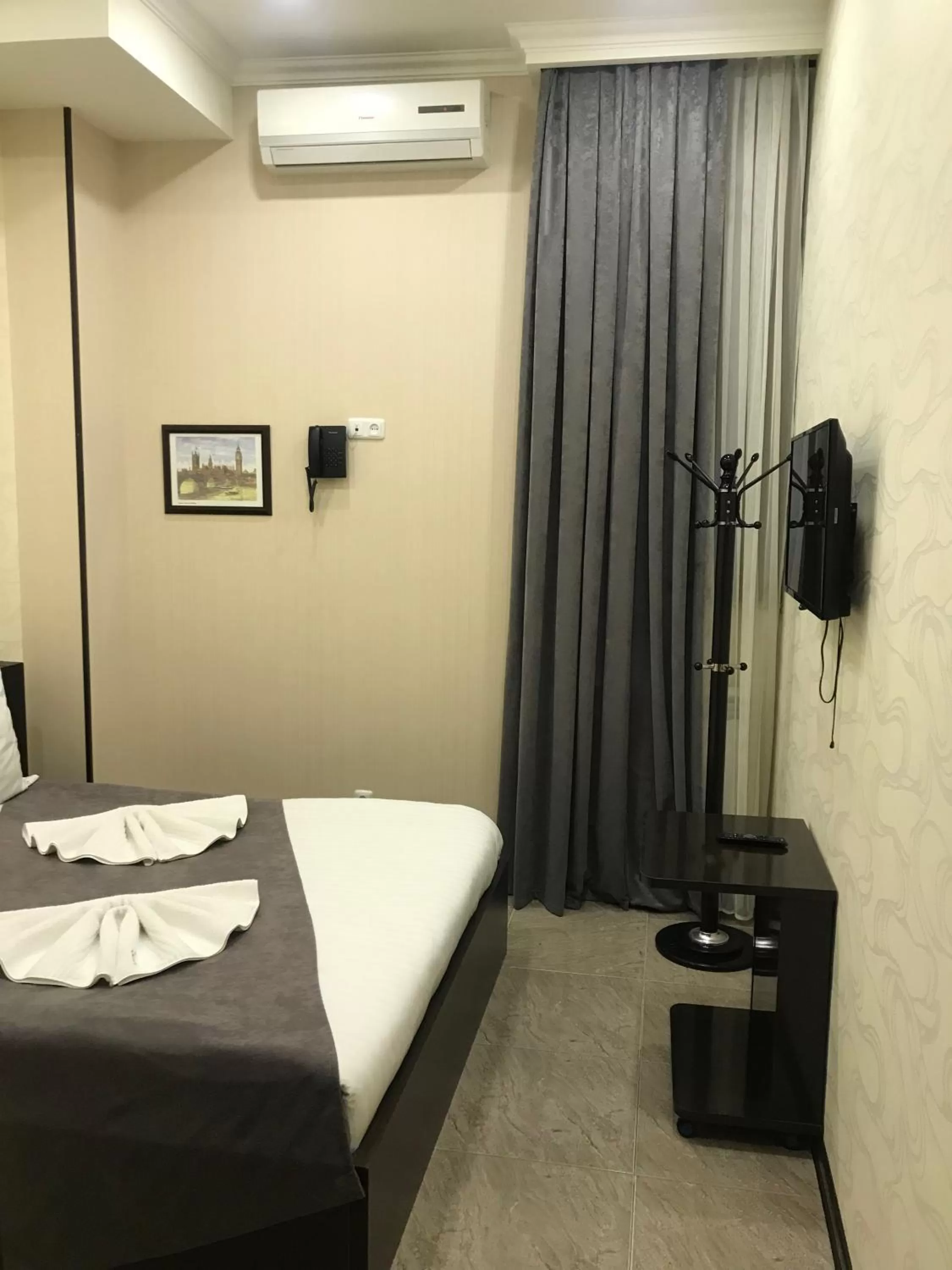 Photo of the whole room, Bed in Eridana Hotel