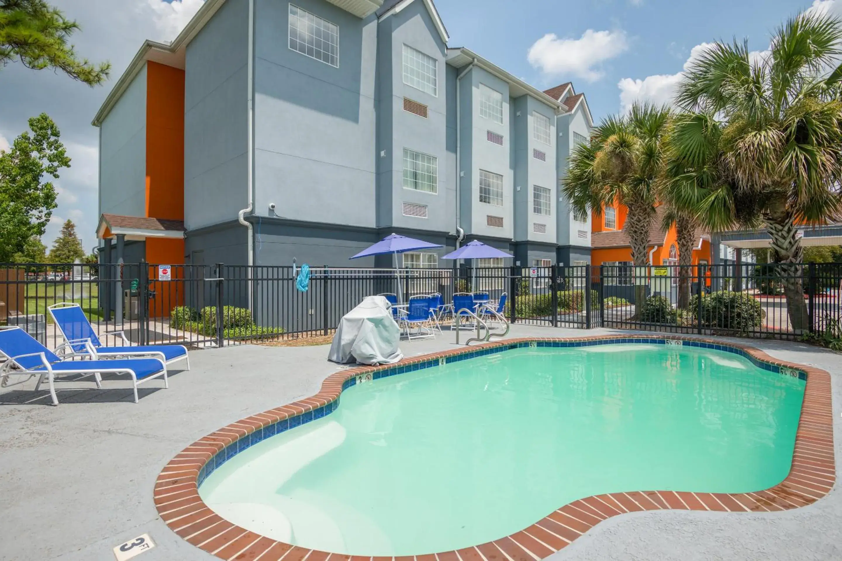 Swimming pool, Property Building in Trident Inn & Suites, Baton Rouge