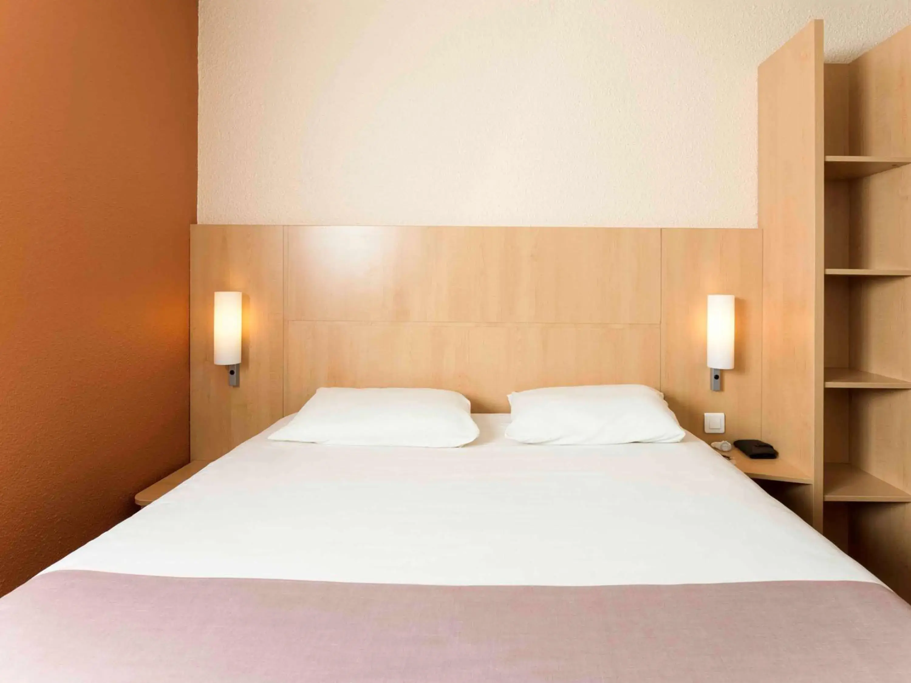 Photo of the whole room, Bed in ibis Paris Issy Les Moulineaux Val de Seine