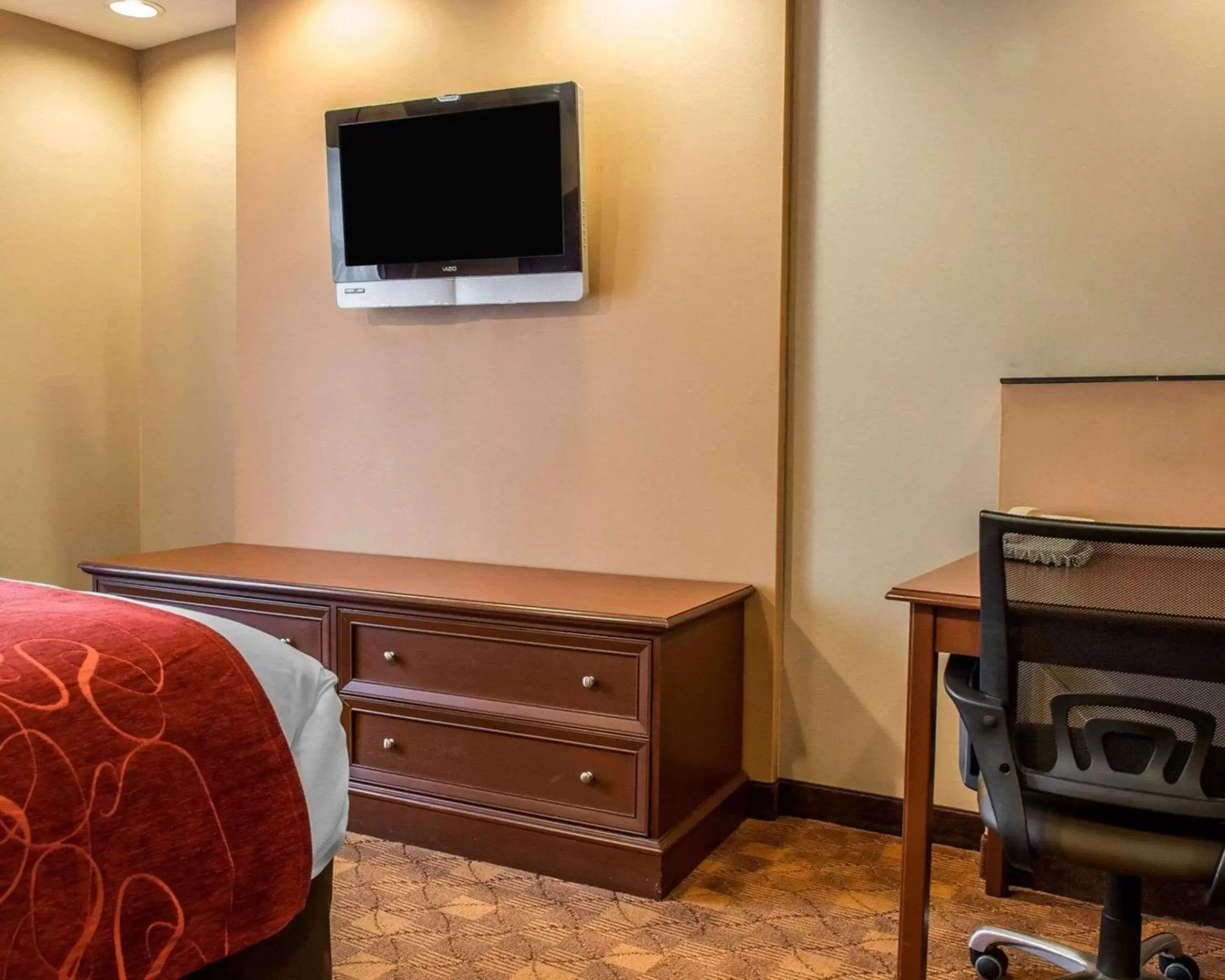 Photo of the whole room, TV/Entertainment Center in Comfort Suites Monaca