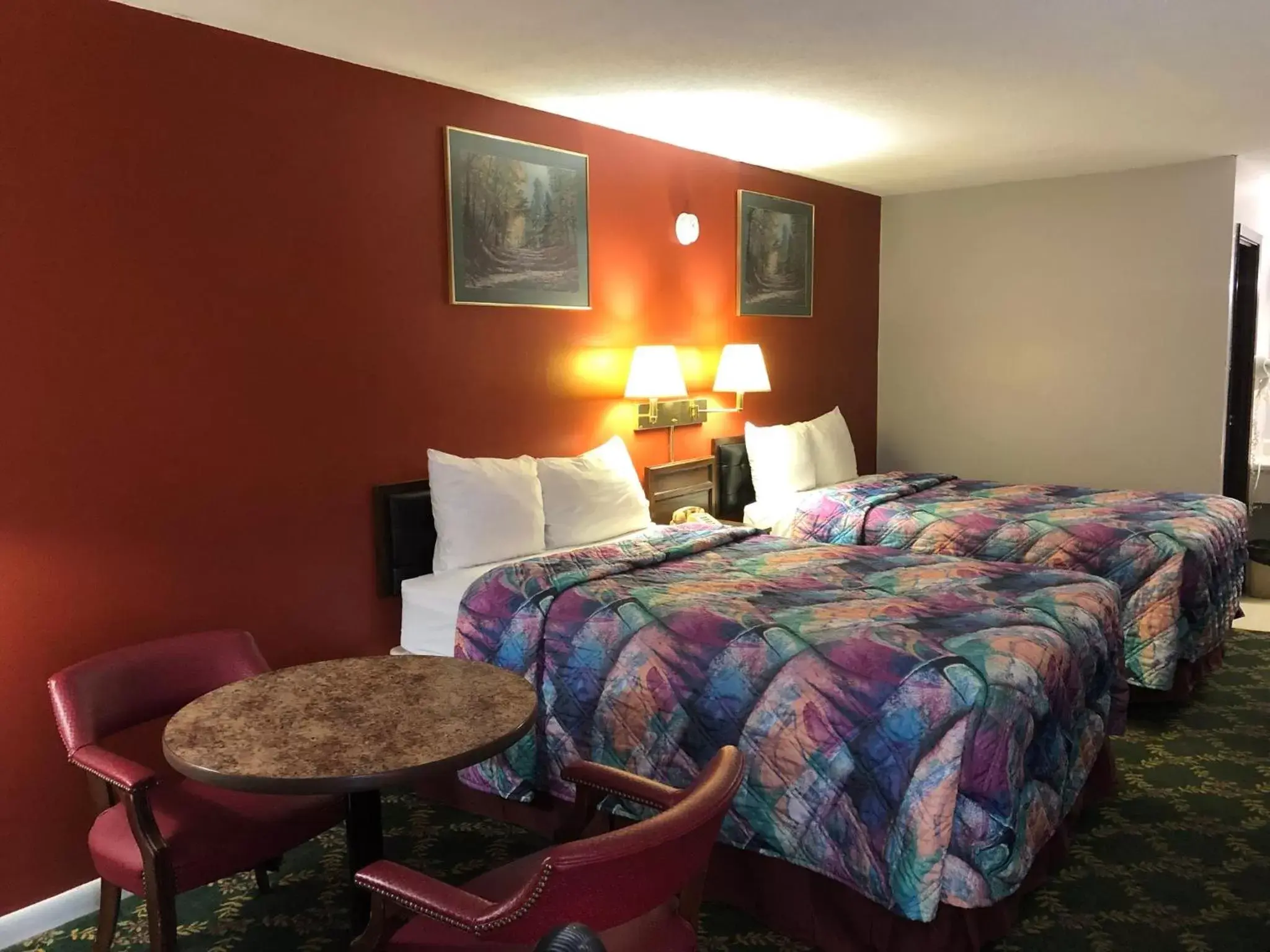 Bed in Budget Host Inn