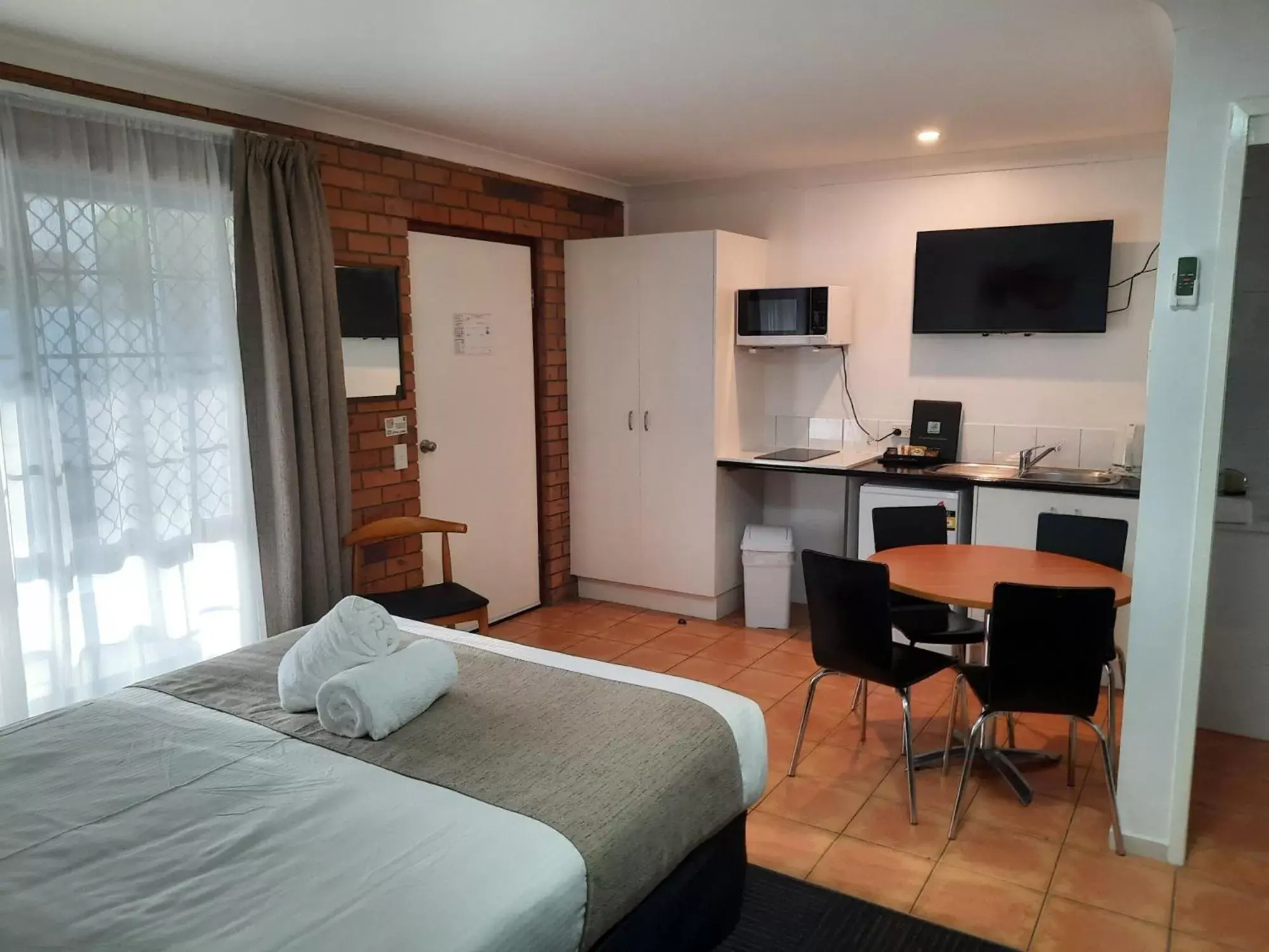 Two-Bedroom Apartment - Disability Access in Cleveland Motor Inn Two-Bedroom Apartment - Disability Access in Cleveland Motor Inn