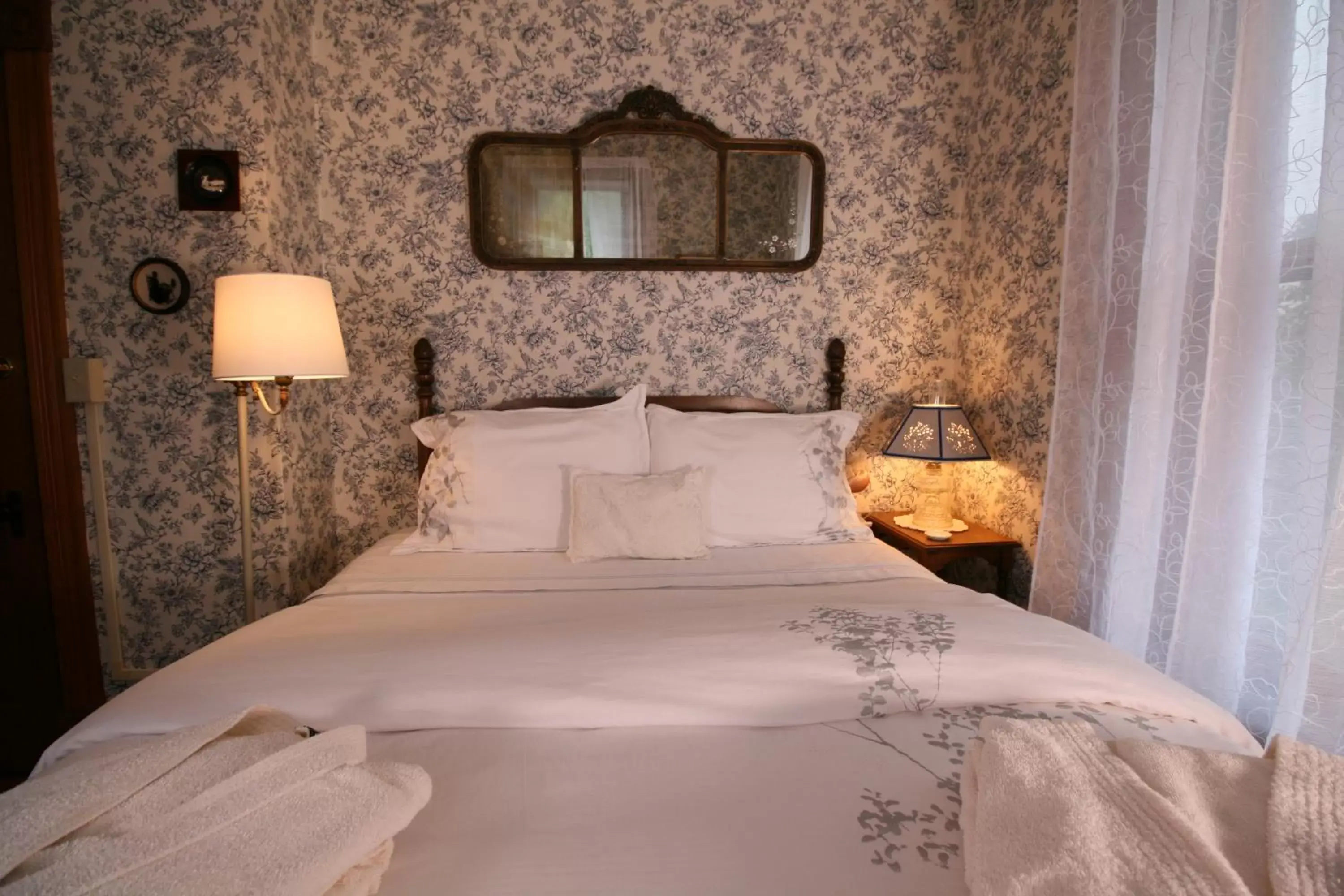 Queen Room in The Governor's Inn Queen Room in The Governor's Inn