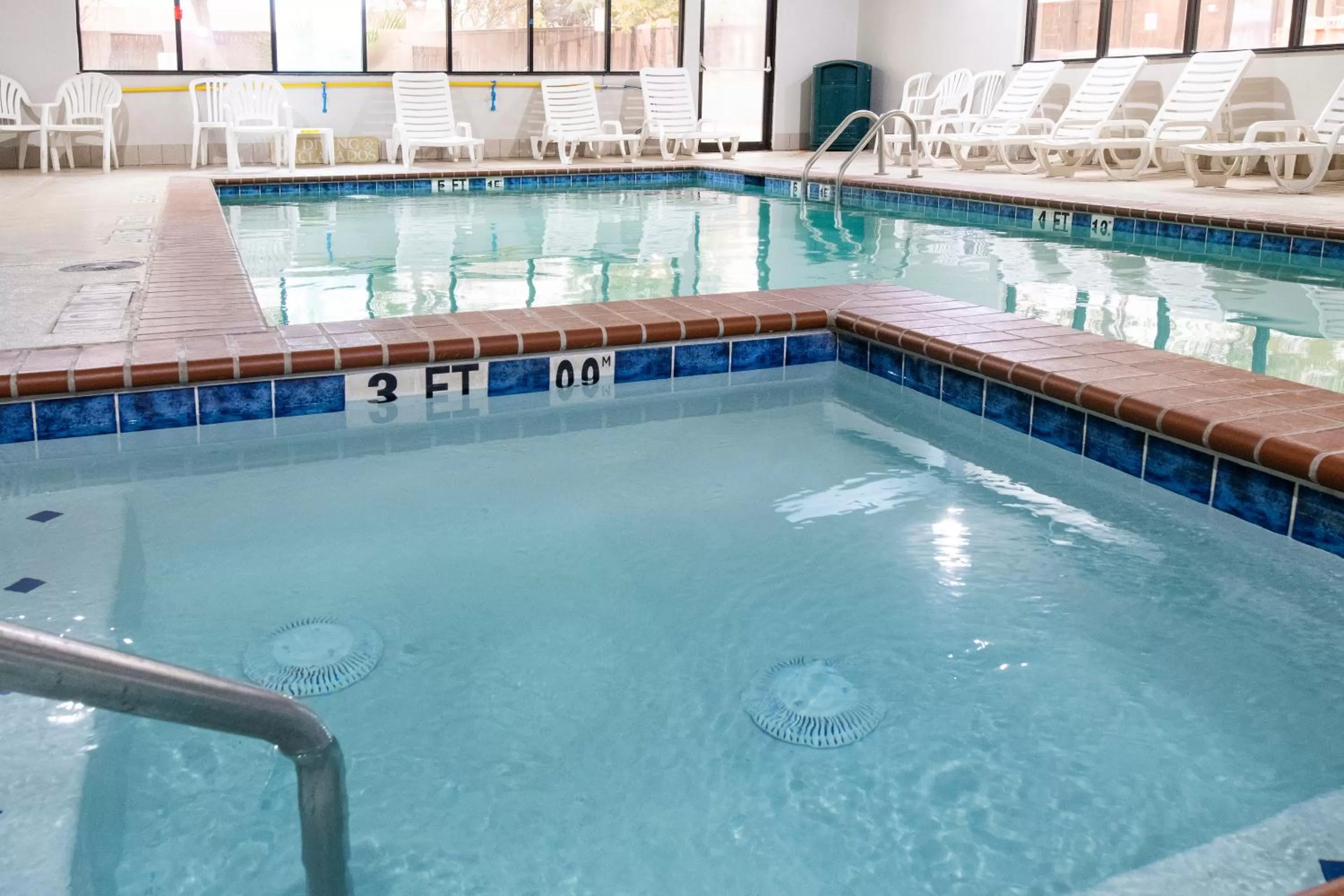 Swimming pool in Comfort Inn & Suites Near Medical Center