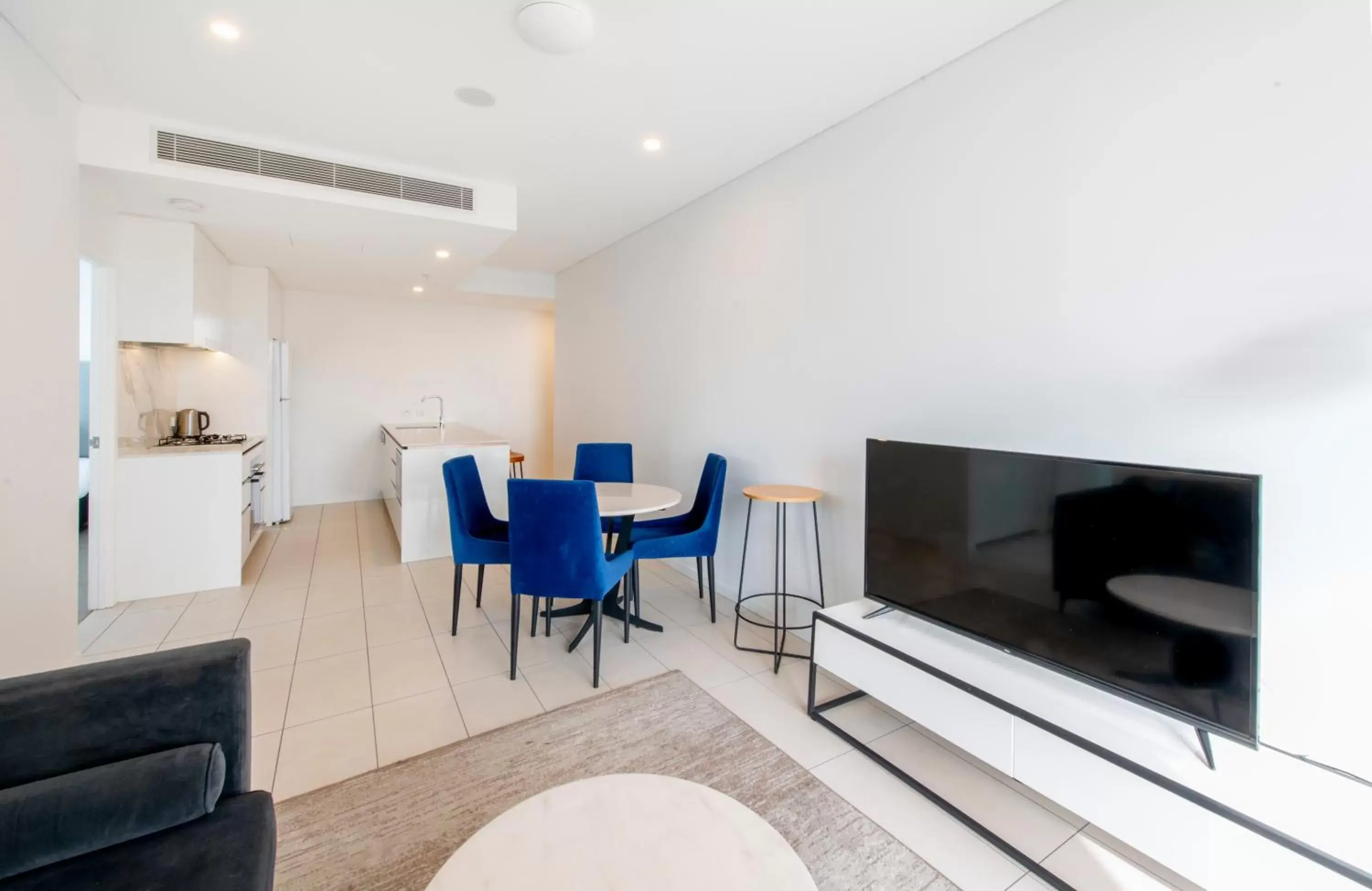 TV and multimedia, TV/Entertainment Center in Hope Street Apartments by CLLIX