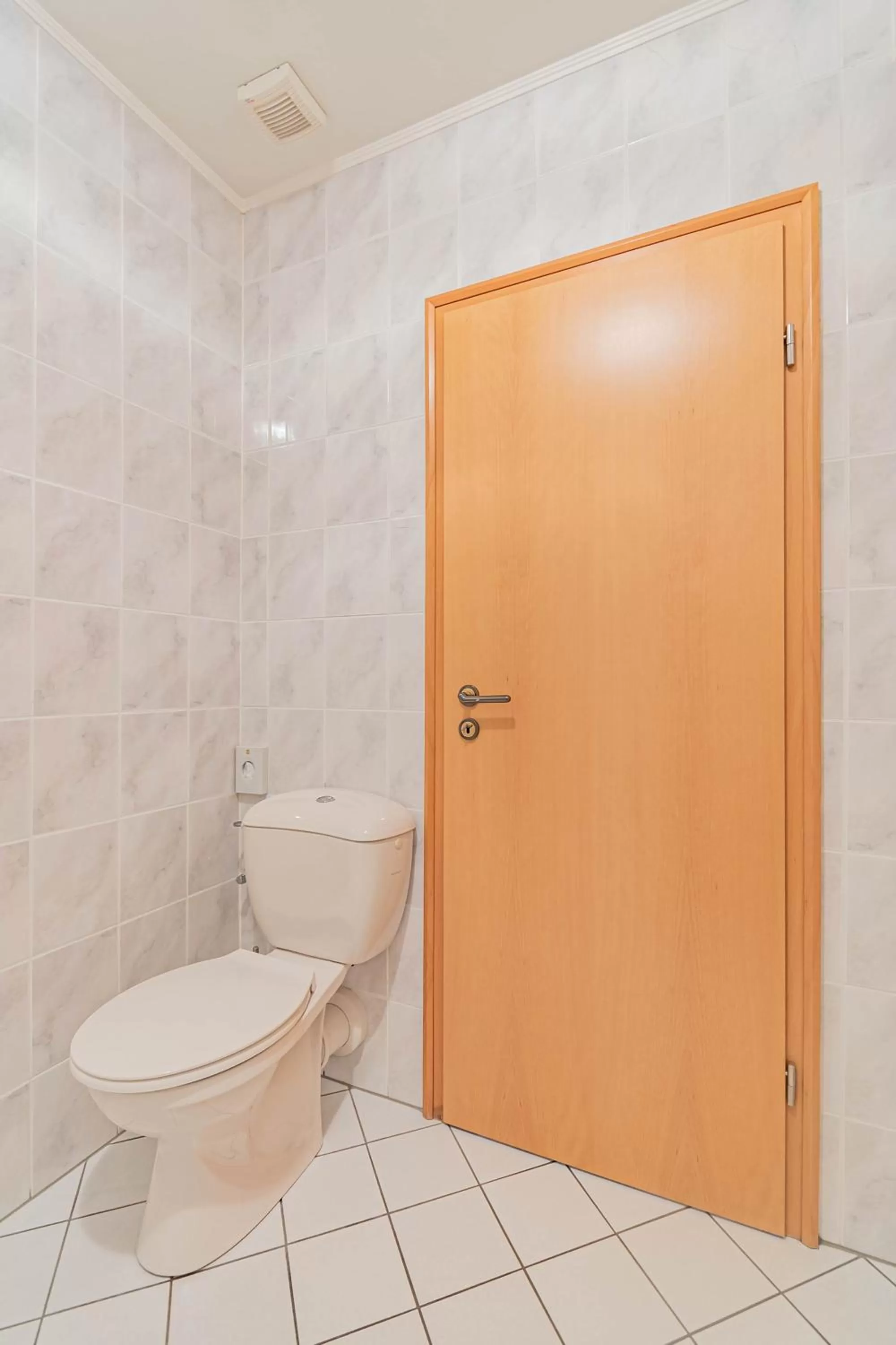 Toilet in Hôtel Le Petit Poète