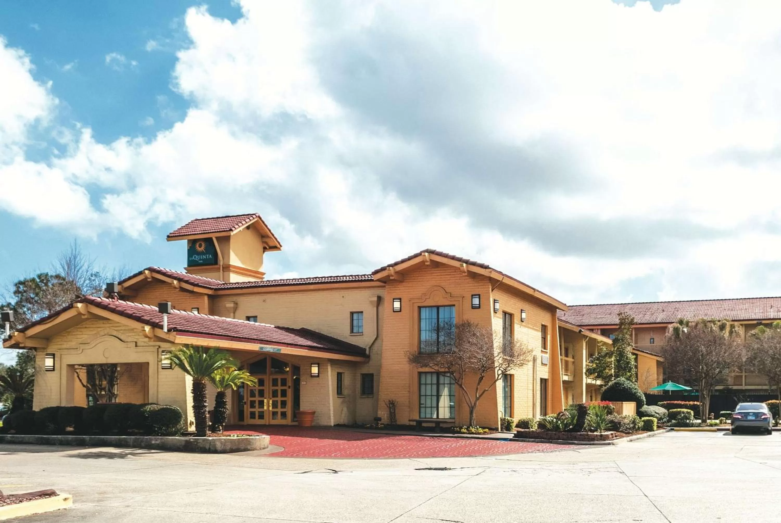Property building in La Quinta Inn by Wyndham New Orleans West Bank / Gretna