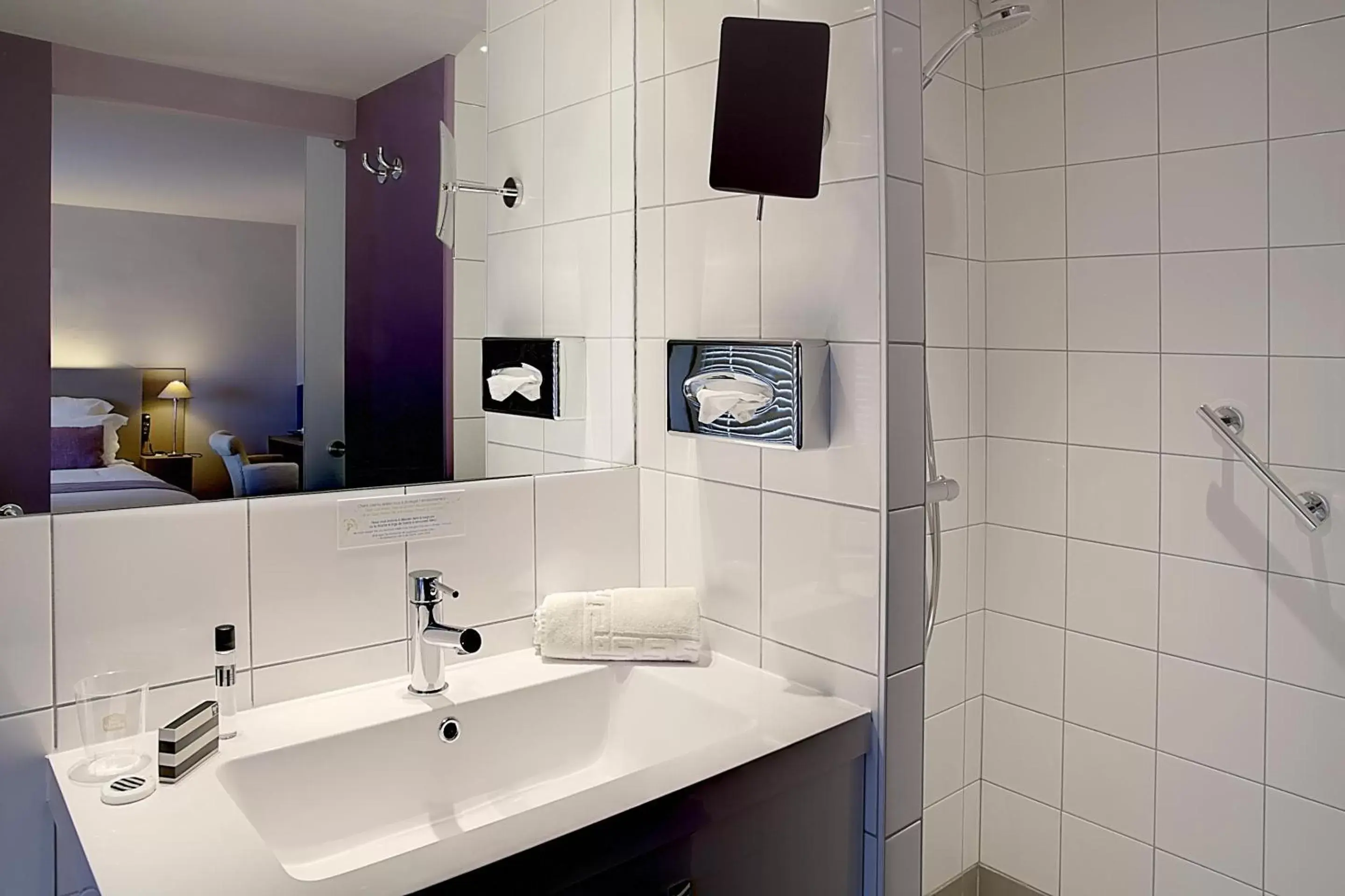 Photo of the whole room, Bathroom in Best Western Hotel de la Breche