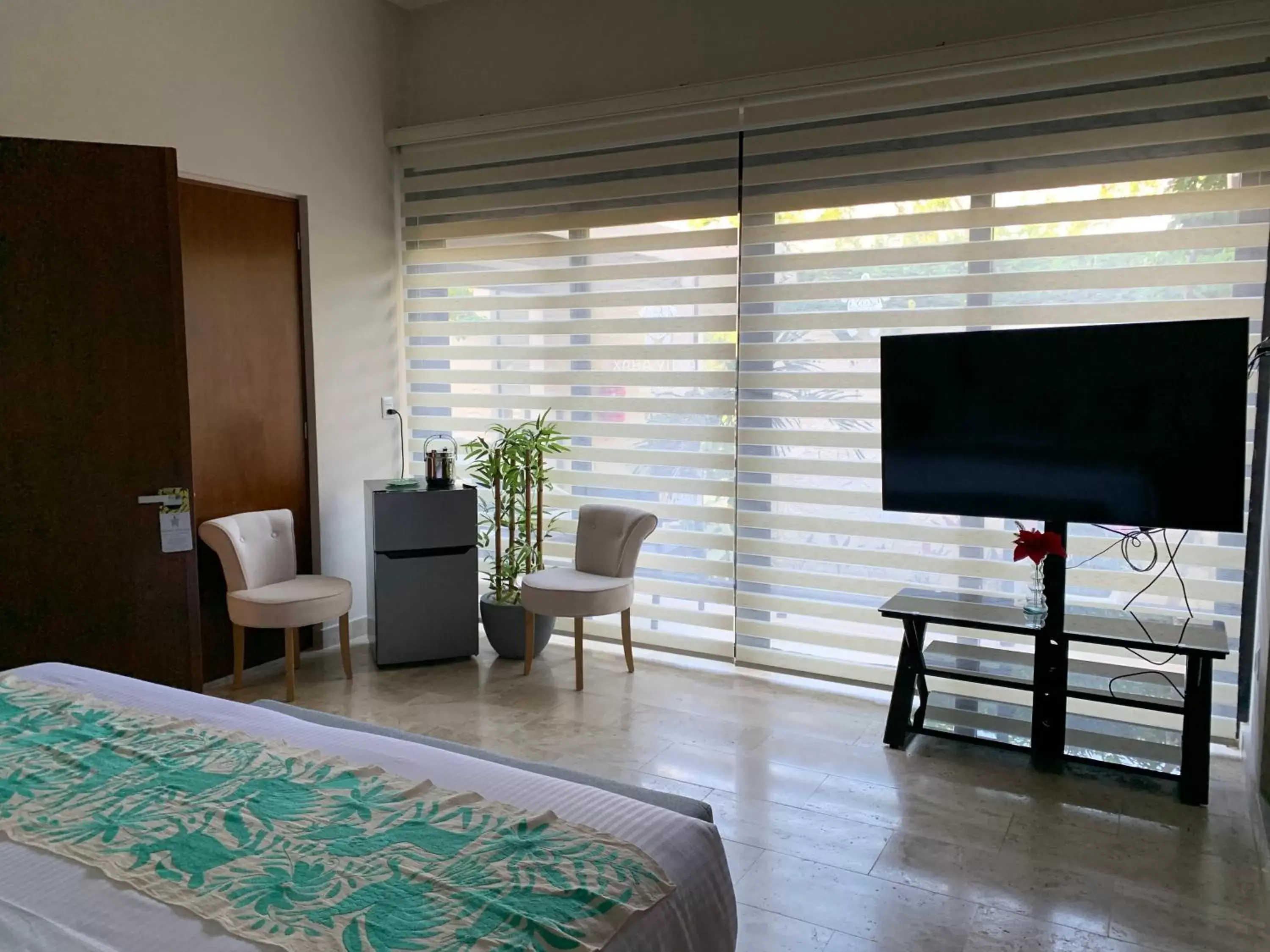 Bed, TV/Entertainment Center in Xaha Villas Suites & Golf Resort