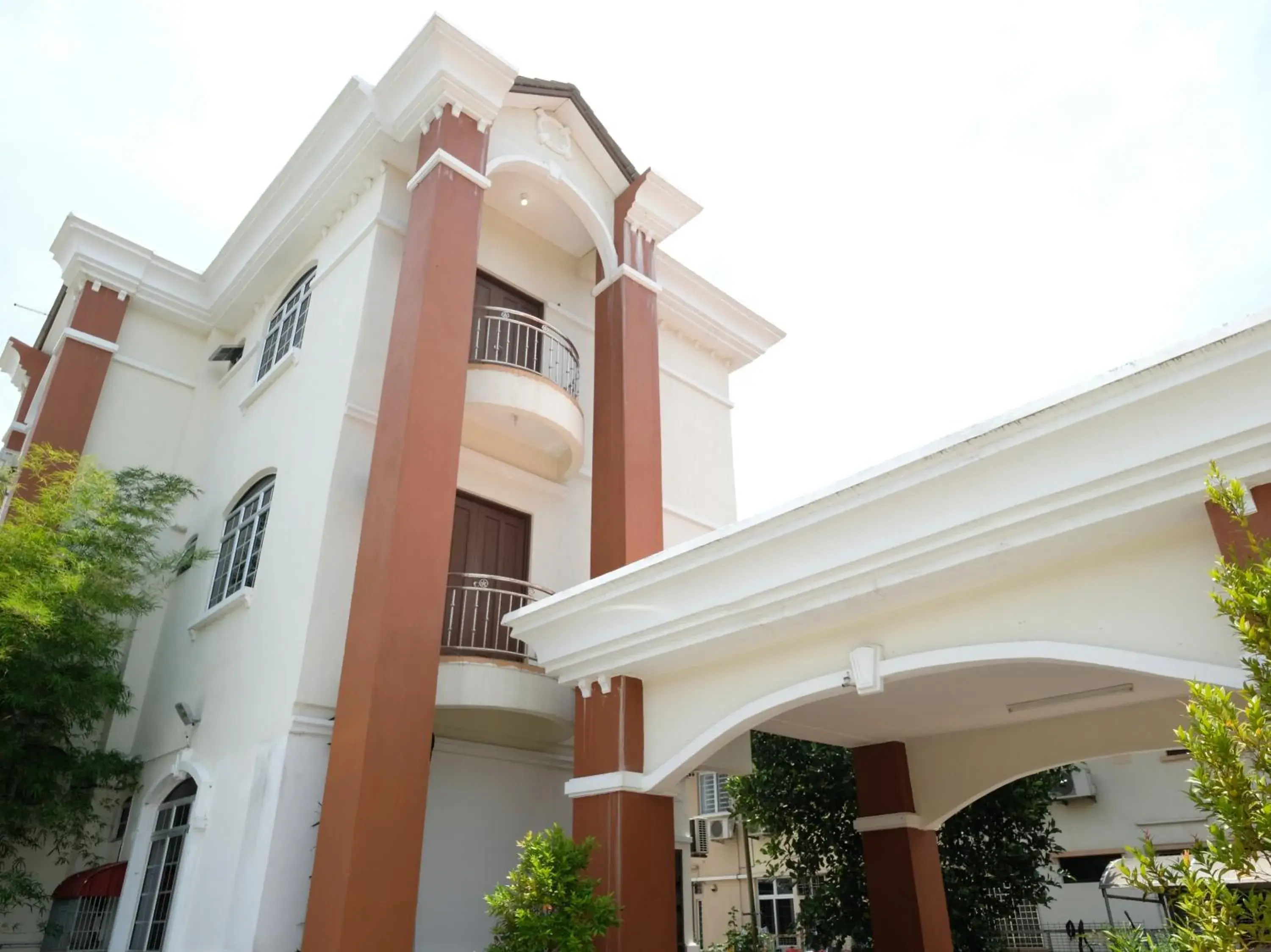 Facade/entrance, Property Building in OYO 905 Hotel De'light Villa