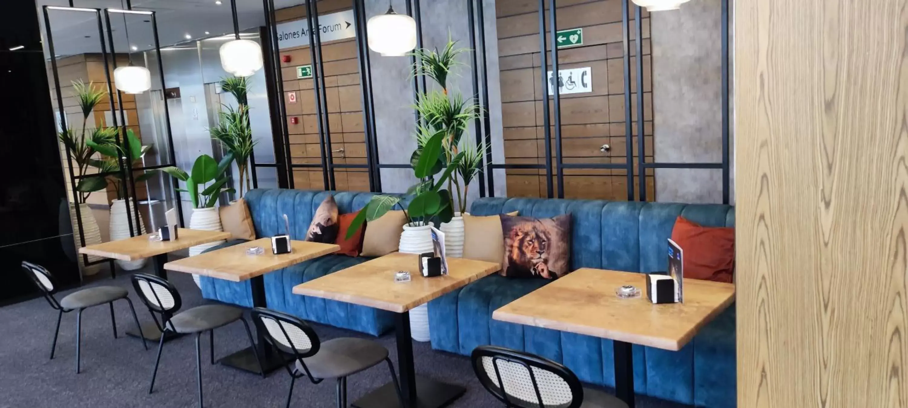 Lounge or bar in Hotel Ciudad de Móstoles Lounge or bar in Hotel Ciudad de Móstoles