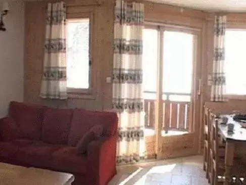 Photo of the whole room, Seating Area in Chalets de Julie