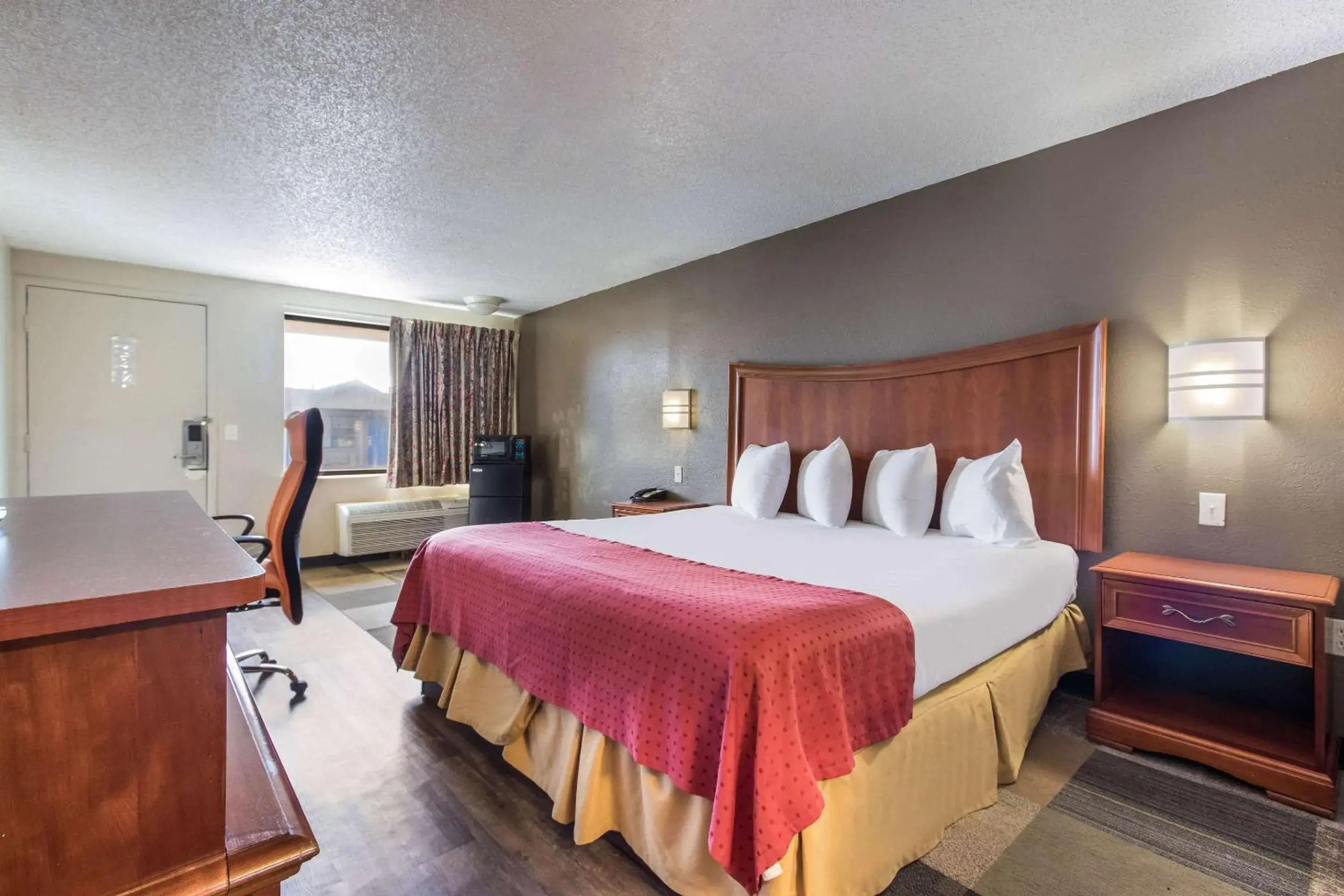 Photo of the whole room, Bed in Rodeway Inn Near Hall of Fame Photo of the whole room, Bed in Rodeway Inn Near Hall of Fame