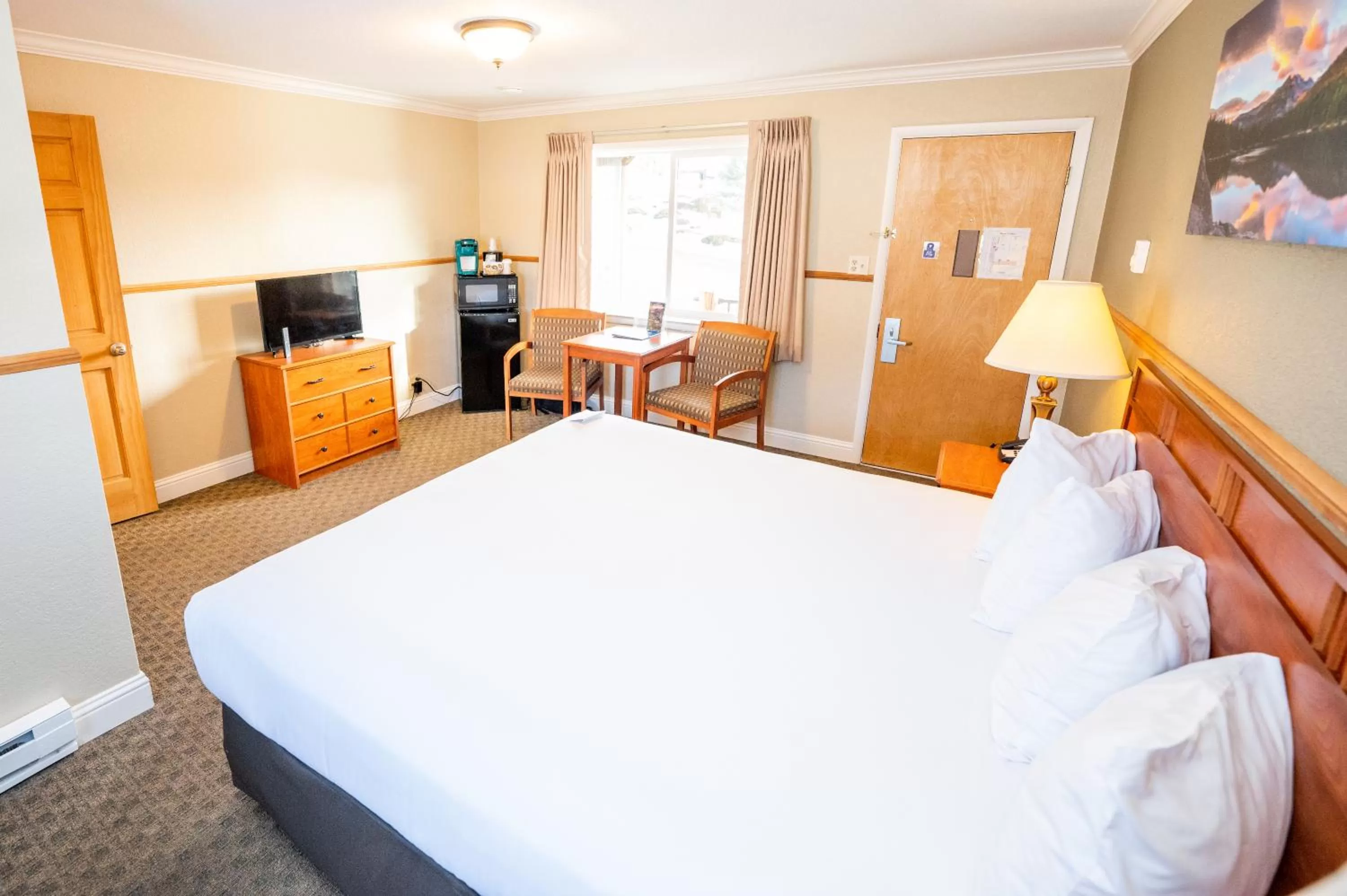 Photo of the whole room, Bed in Blue Door Inn