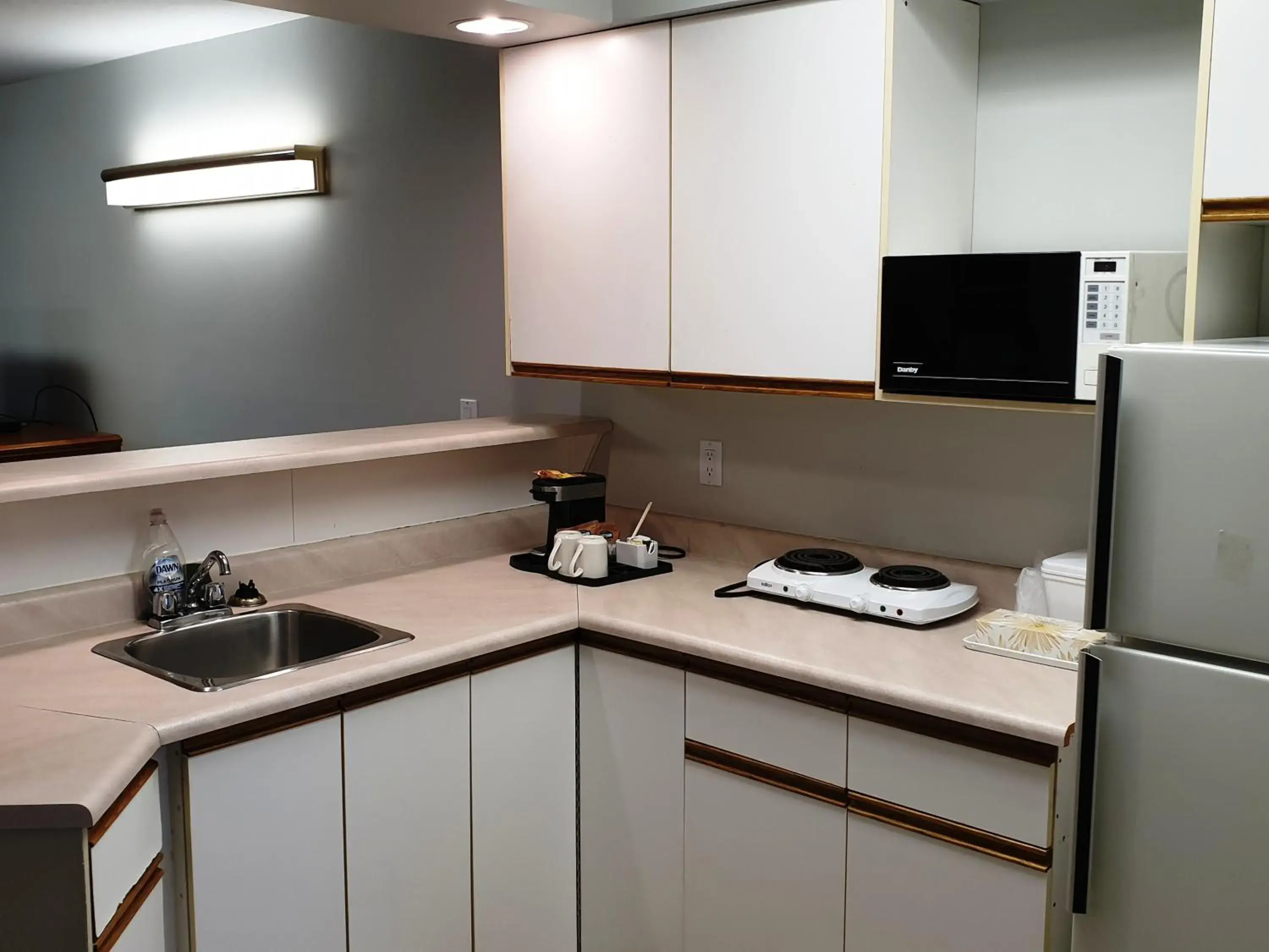 Kitchen/Kitchenette in Riverland Inn & Suites