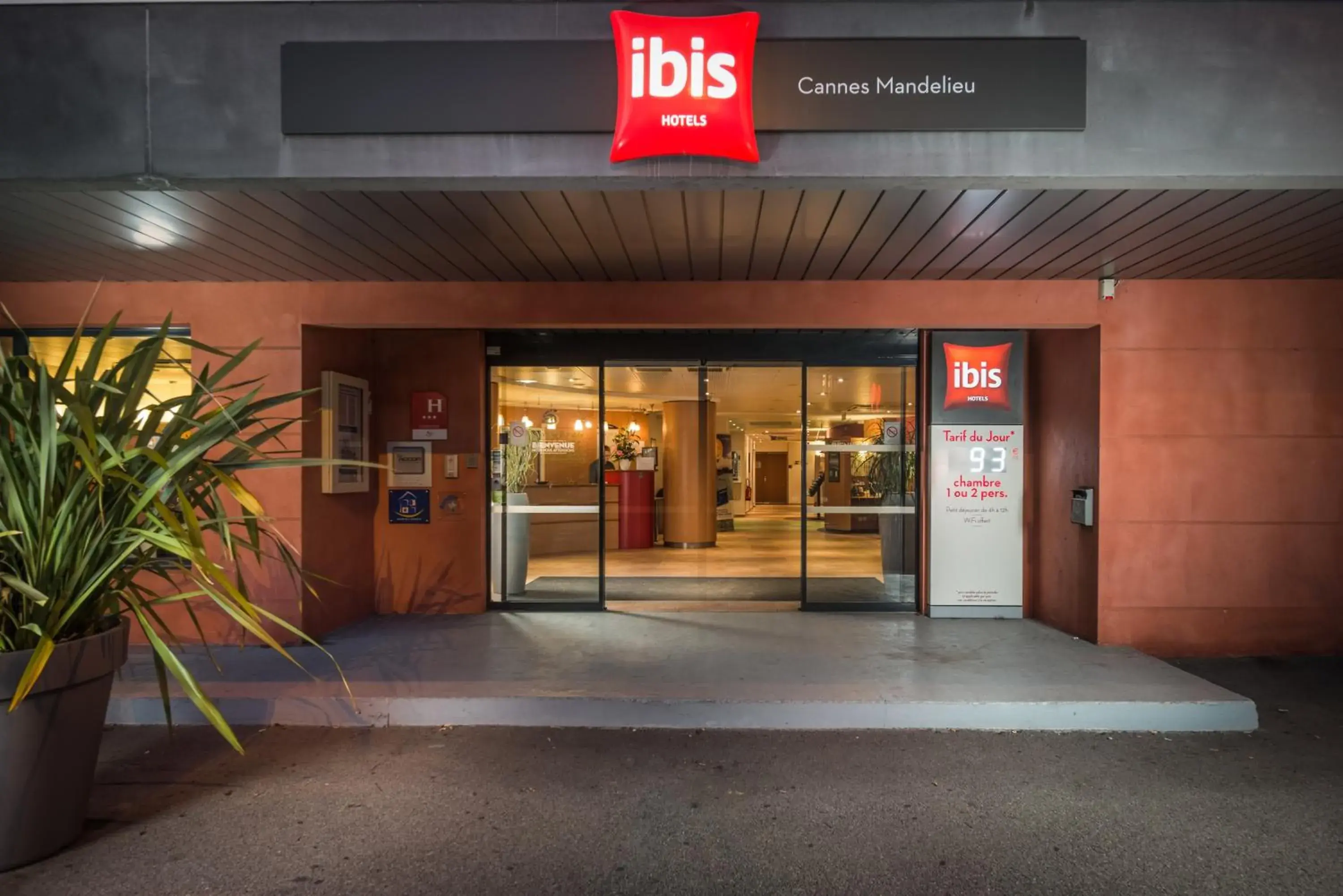 Facade/entrance in ibis Cannes Mandelieu