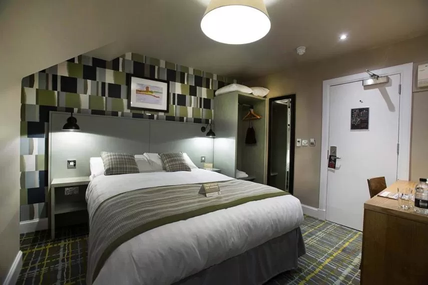 Shower, Bed in Jolly's Hotel Wetherspoon