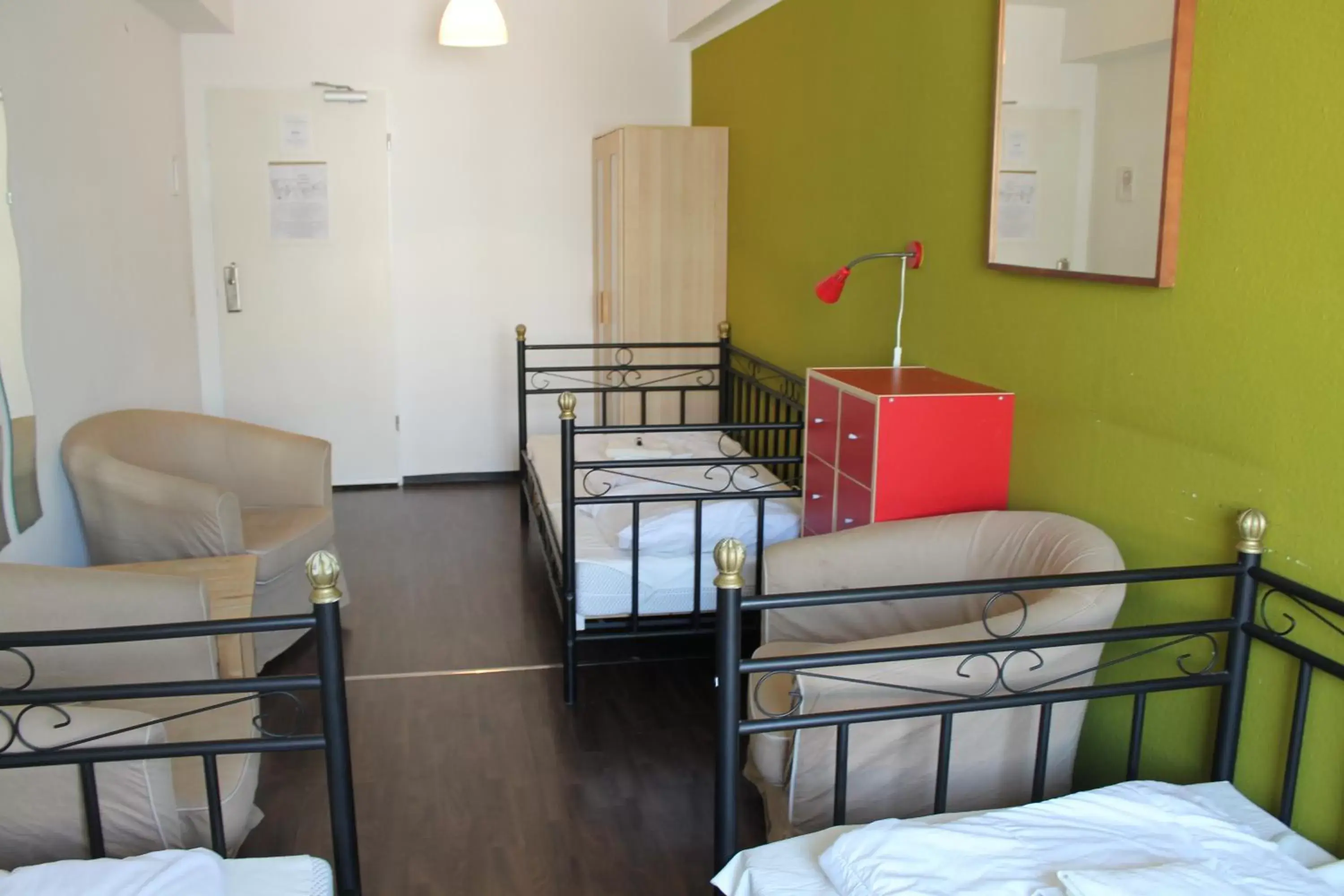 Bed, Bunk Bed in Station - Hostel for Backpackers