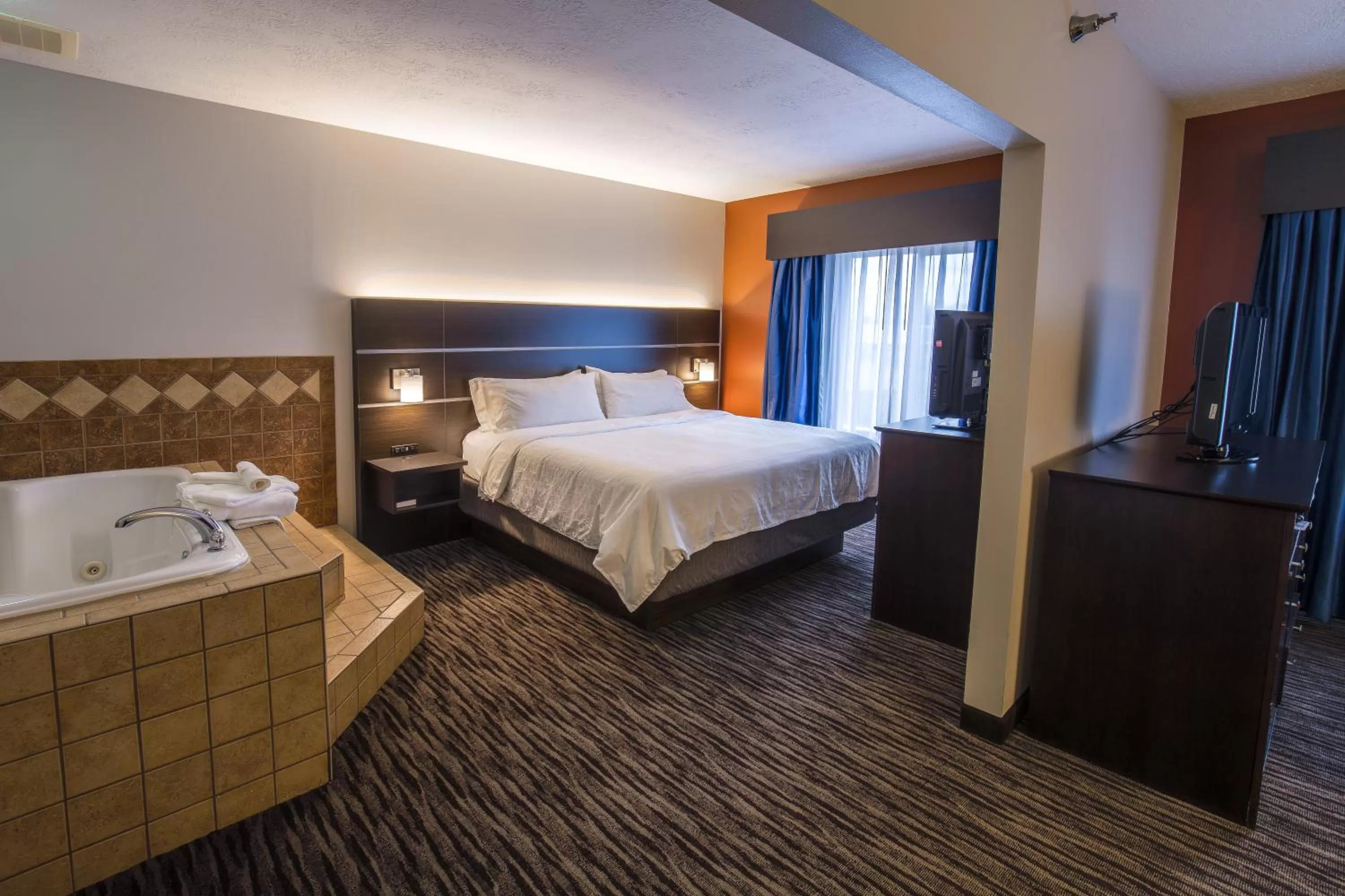 Photo of the whole room, Bed in Holiday Inn Express Hotel & Suites Sioux Falls-Brandon by IHG