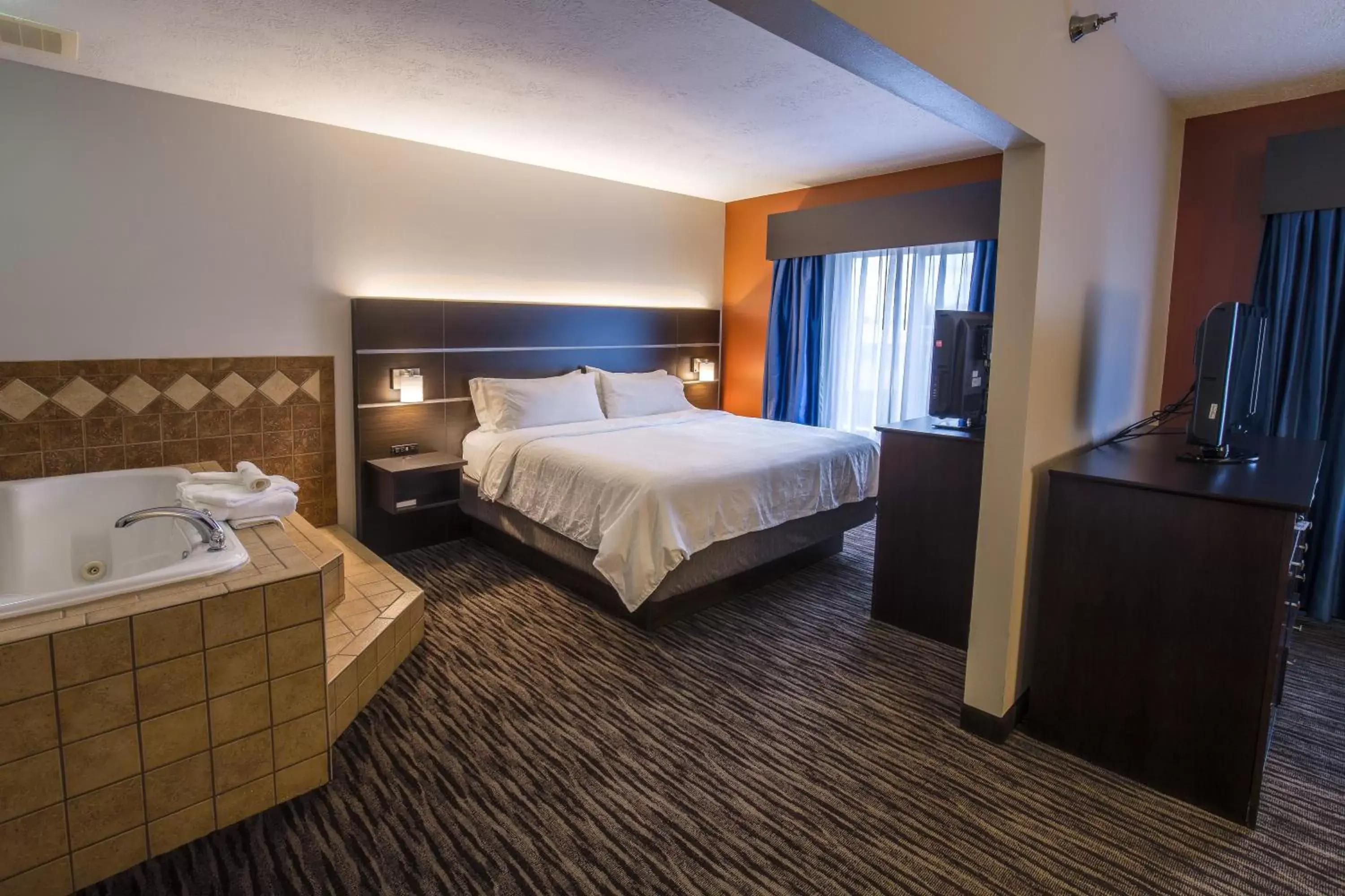 One-Bedroom King Suite with Spa Bath in Holiday Inn Express Hotel & Suites Sioux Falls-Brandon by IHG One-Bedroom King Suite with Spa Bath in Holiday Inn Express Hotel & Suites Sioux Falls-Brandon by IHG