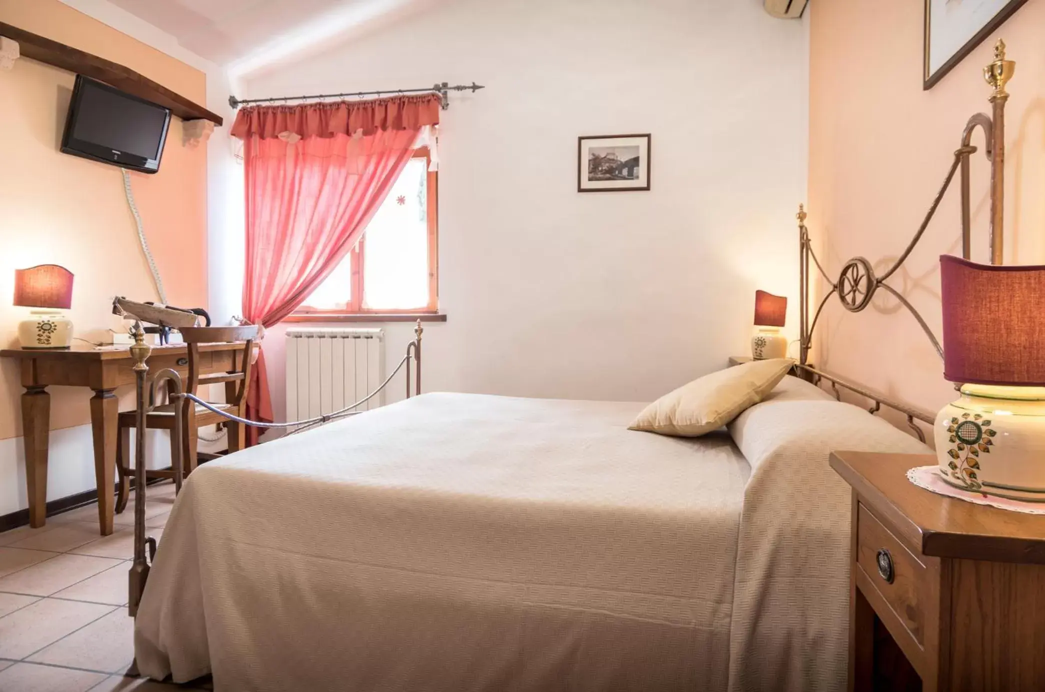 Photo of the whole room, Bed in La Piaggia