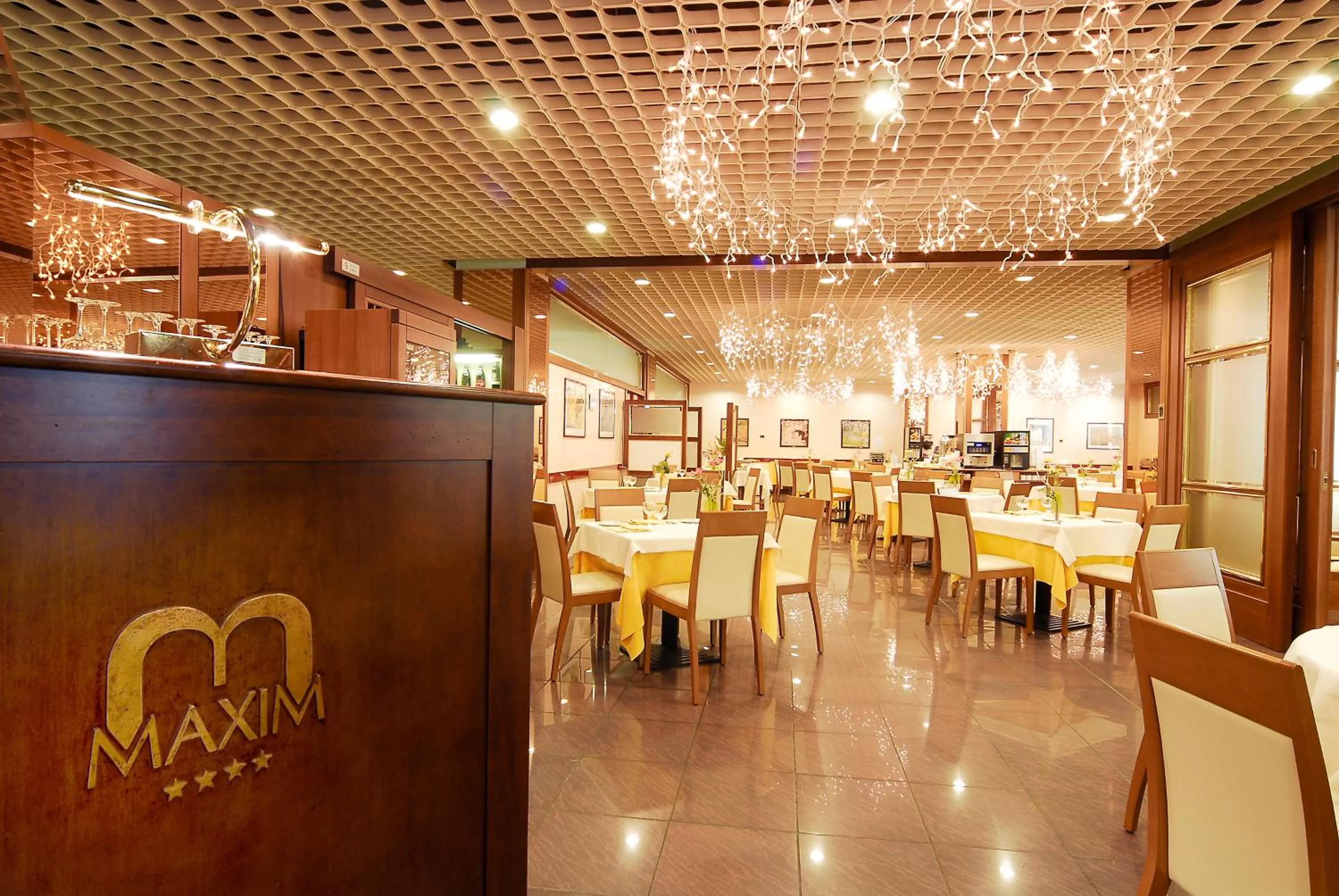 Restaurant/places to eat in Hotel Maxim