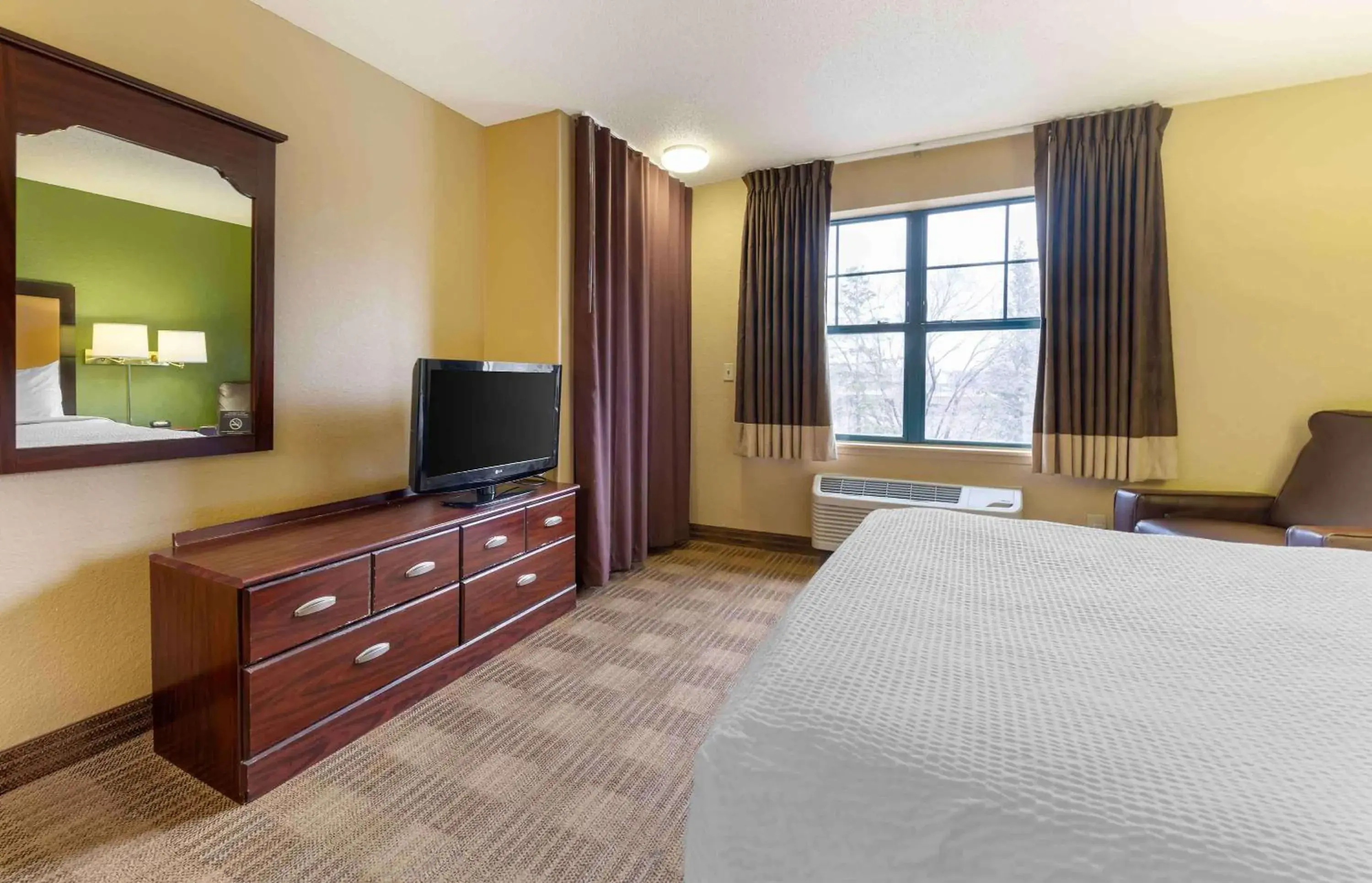 Bedroom, TV/Entertainment Center in Extended Stay America Suites - Minneapolis - Airport - Eagan - South