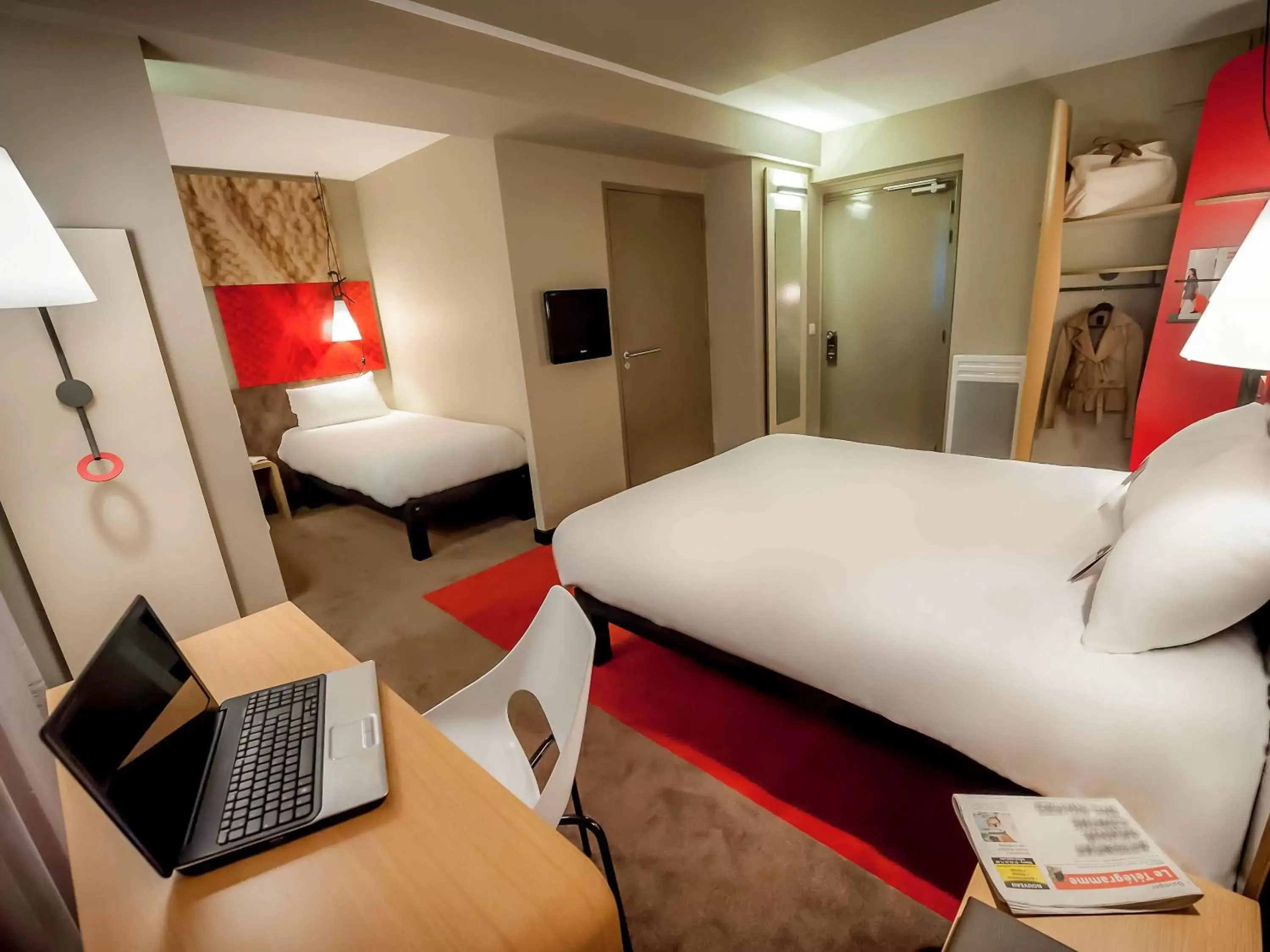 Photo of the whole room, Bed in ibis Quimper