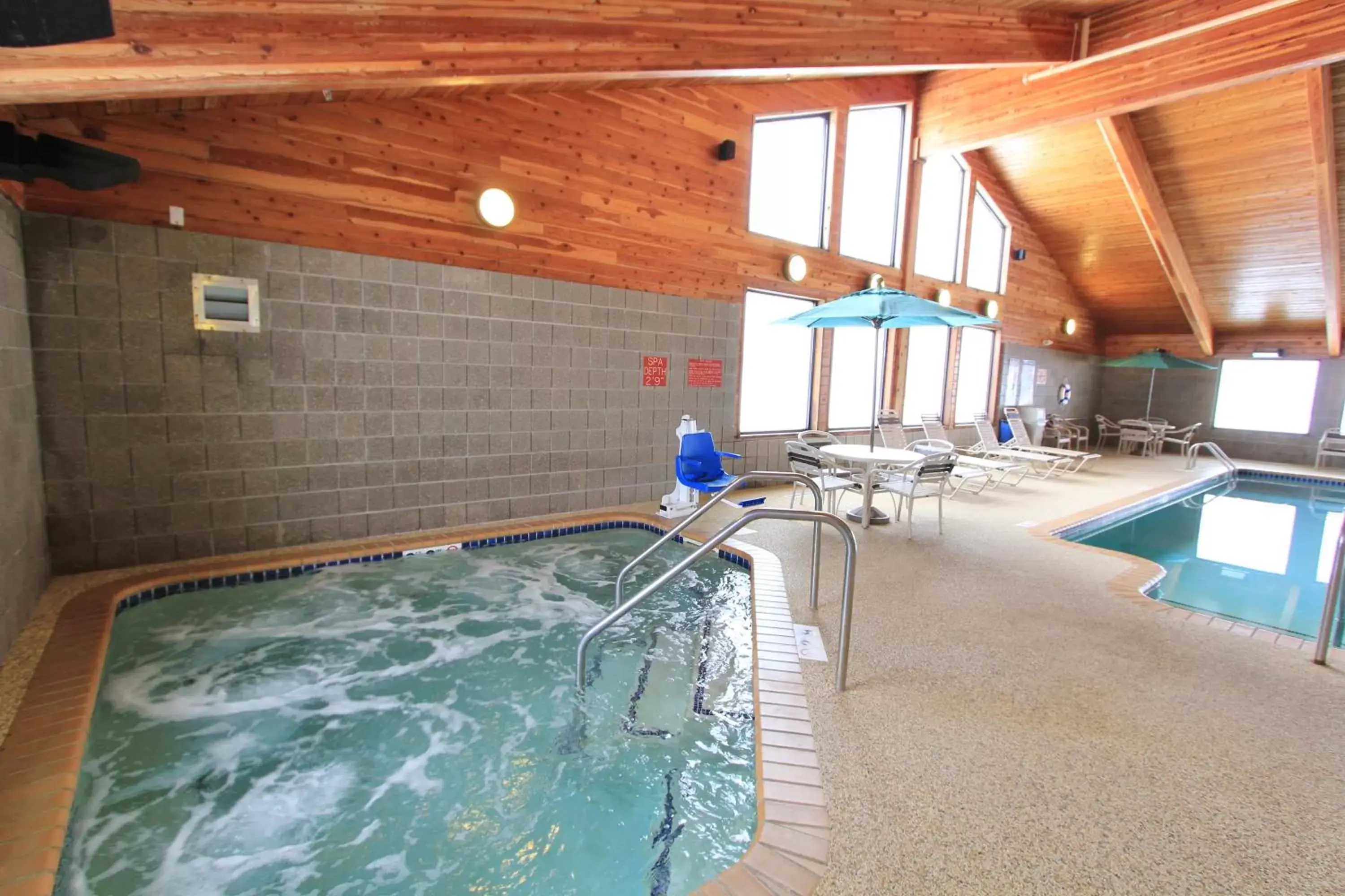 Spa and wellness centre/facilities, Swimming Pool in AmericInn by Wyndham Cedar Rapids Airport