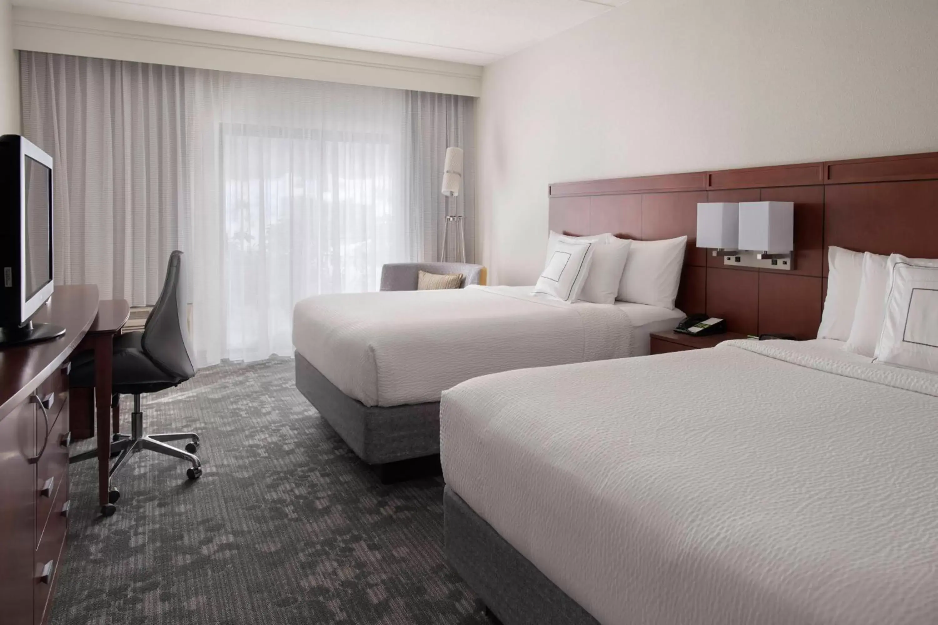 Photo of the whole room, Bed in Courtyard by Marriott Boston Norwood/Canton