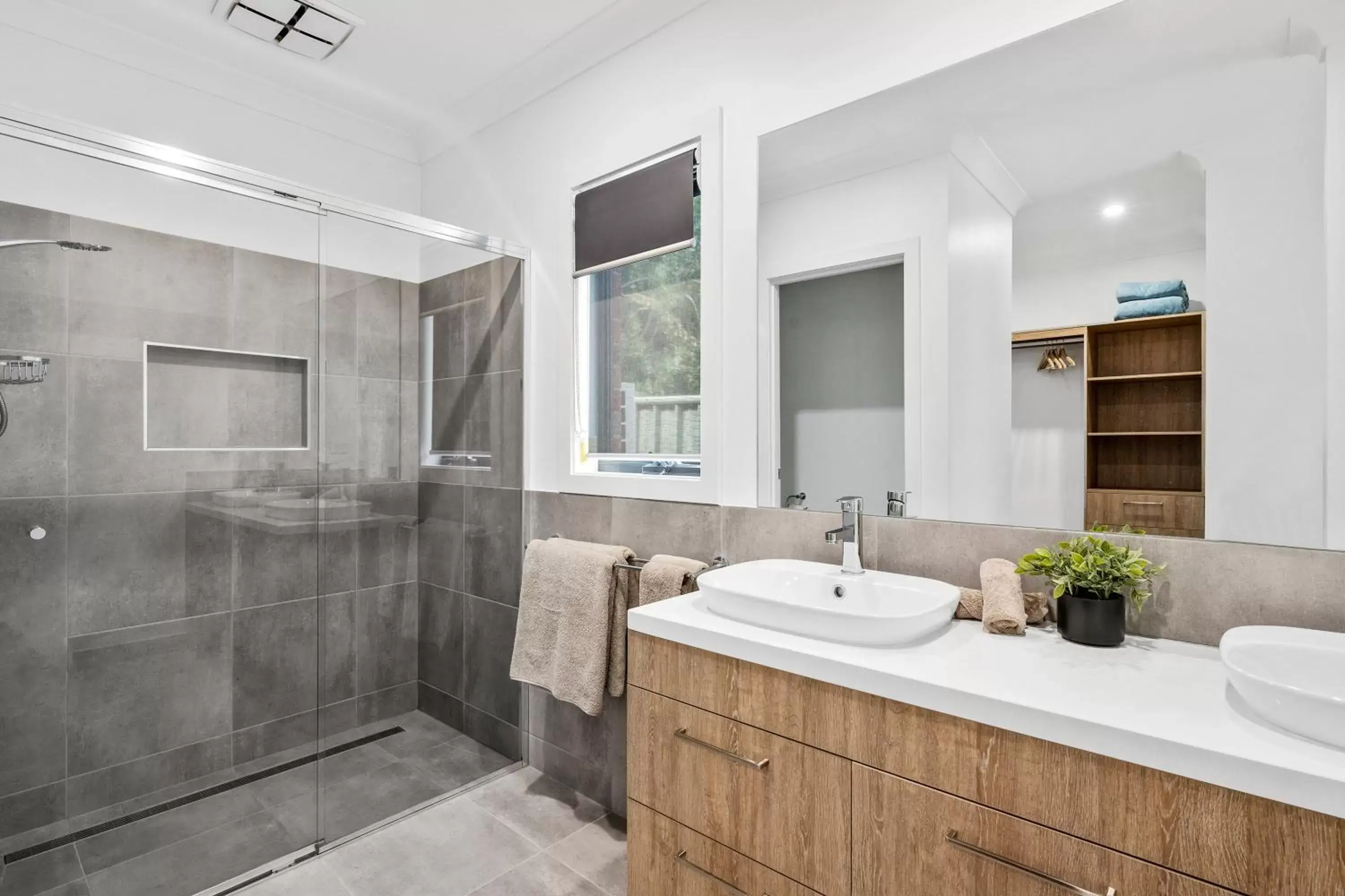 Shower, Bathroom in Julie-Anna, Bendigo