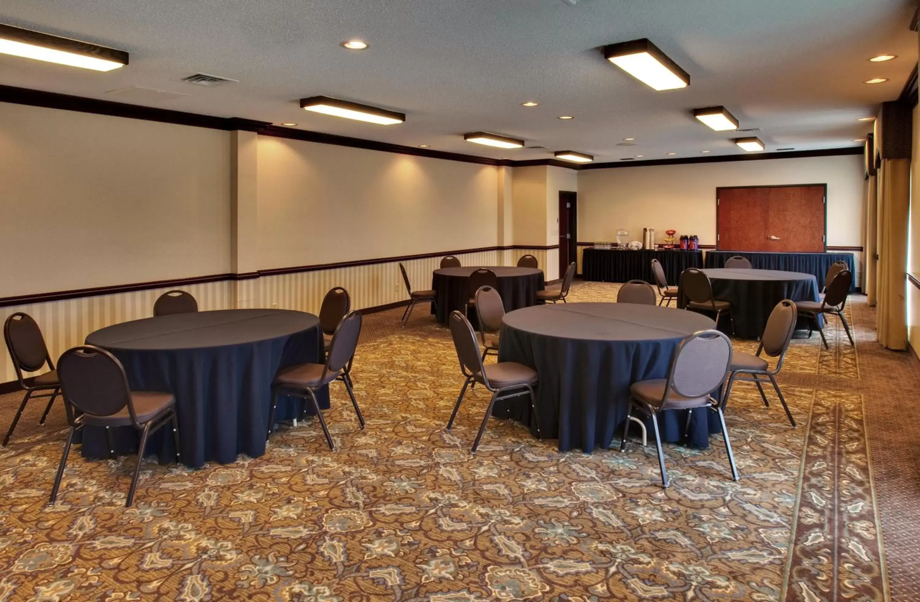 Meeting/conference room in Staybridge Suites West Des Moines, an IHG Hotel