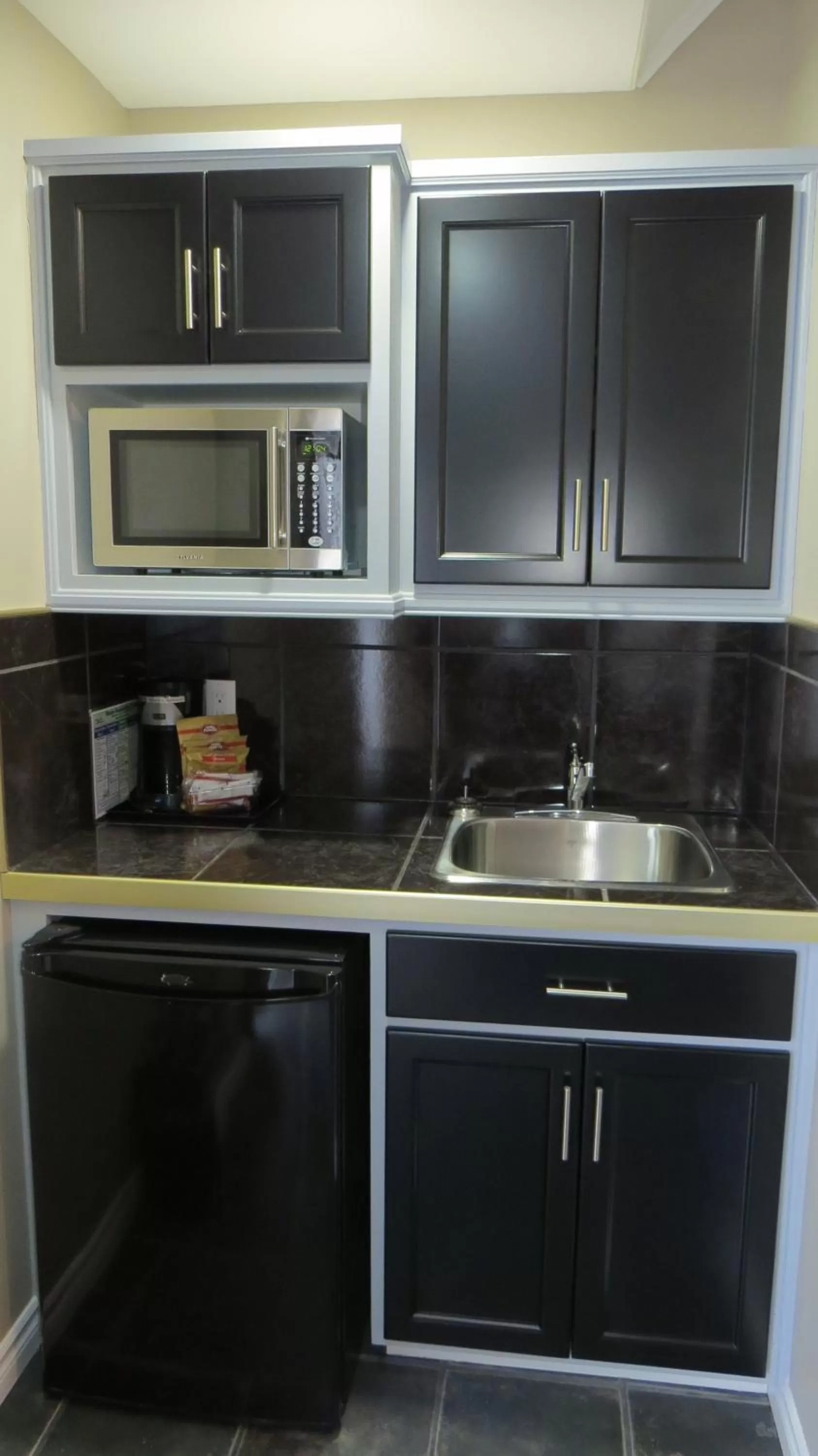 Kitchen/Kitchenette in Dockside Suites