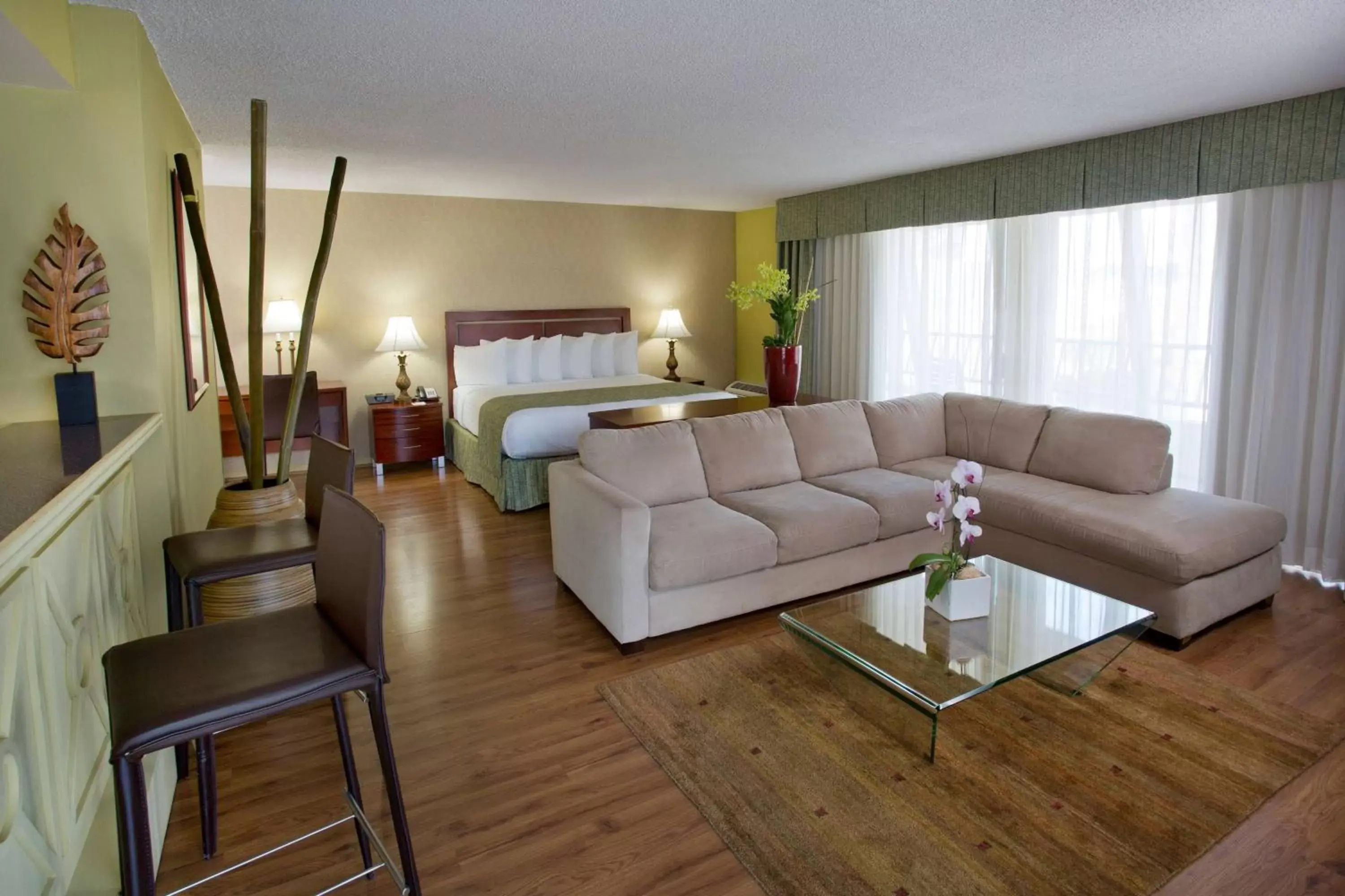 Bed, Seating Area in Ramada Plaza by Wyndham Waikiki