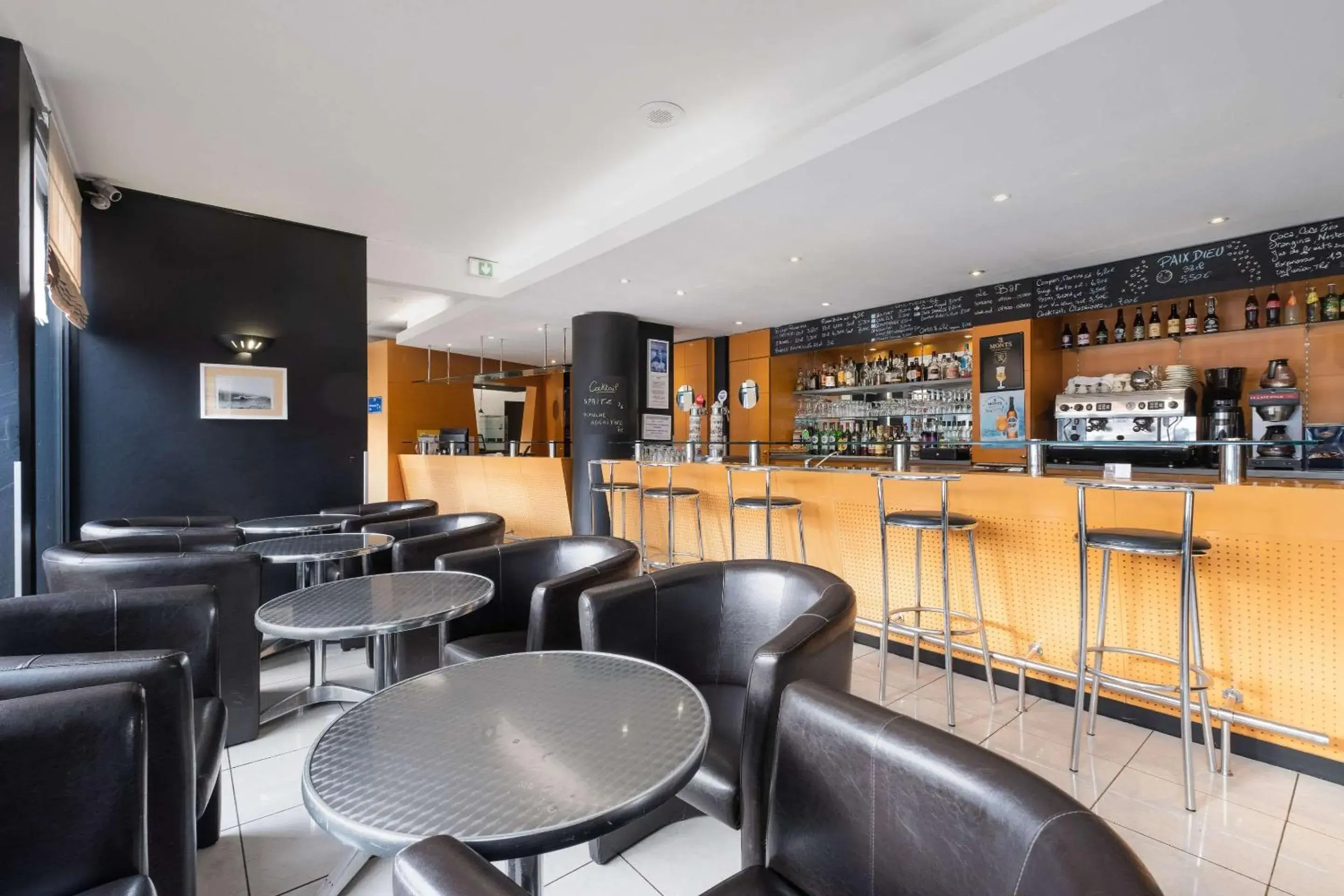Restaurant/places to eat, Lounge/Bar in Comfort Hotel Lille L'Union