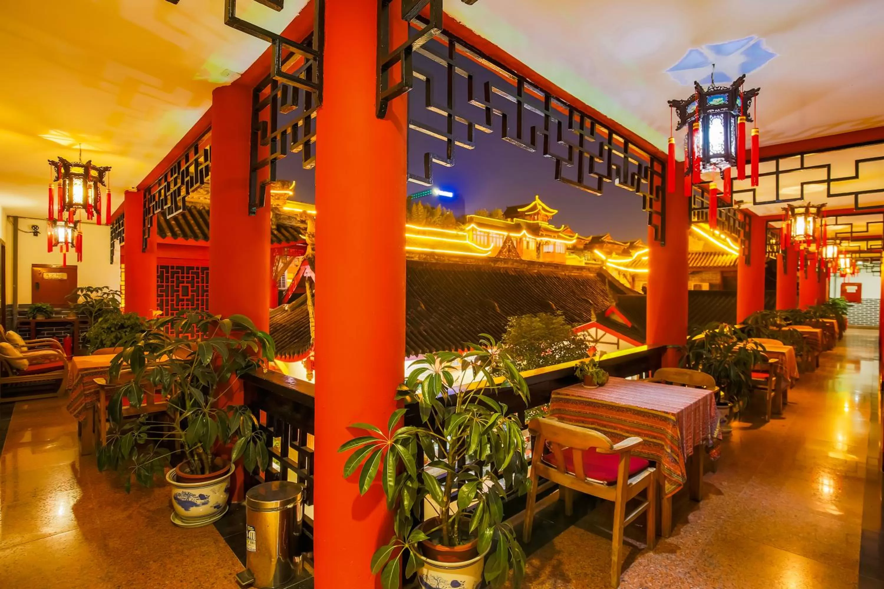 Property building in Wenjun Courtyard Hotel---3mins walk from Tonghuimen metro station ,next to People`s Park, fluent English service ,travel agency