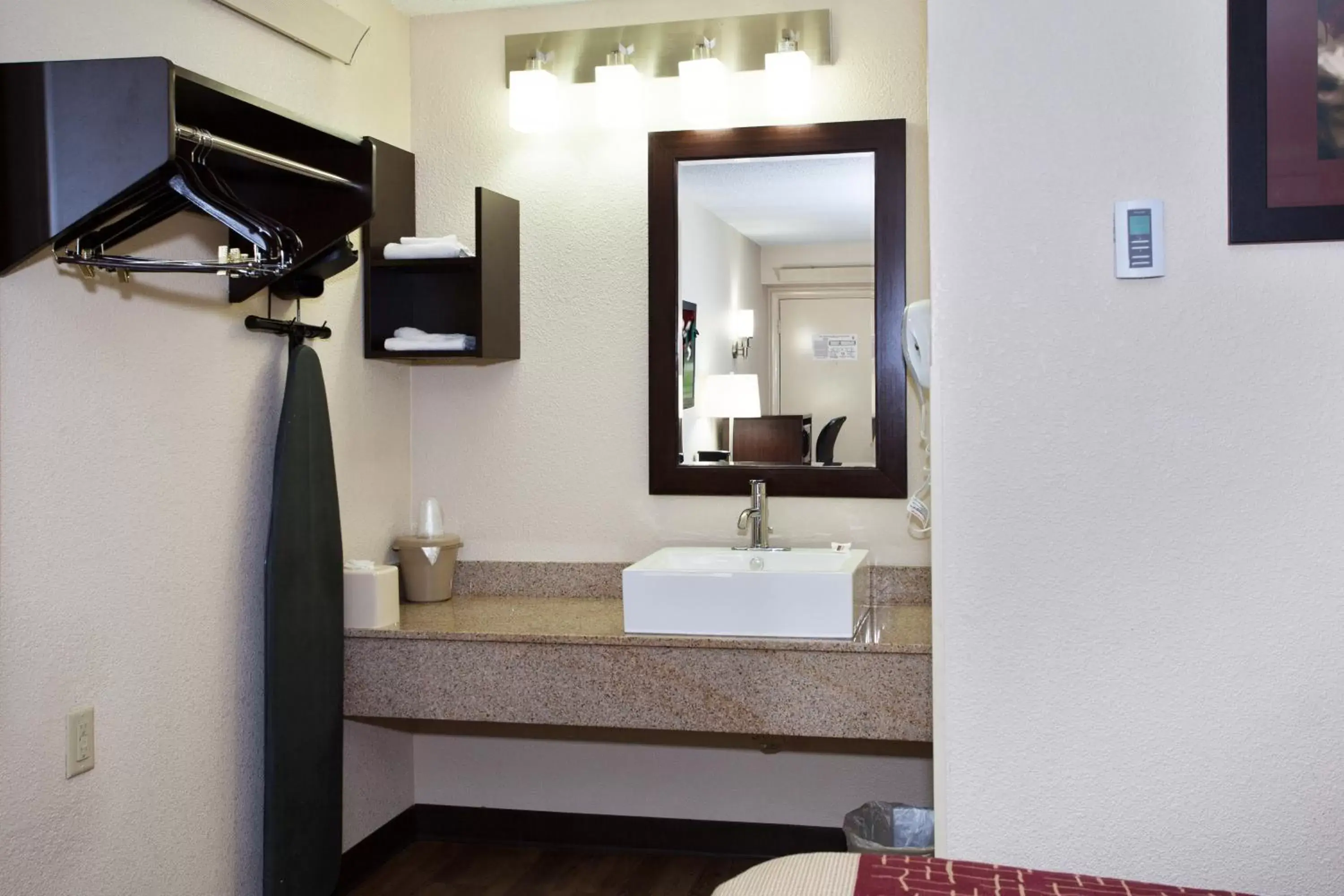 Photo of the whole room, Bathroom in Red Roof Inn PLUS+ Nashville Fairgrounds