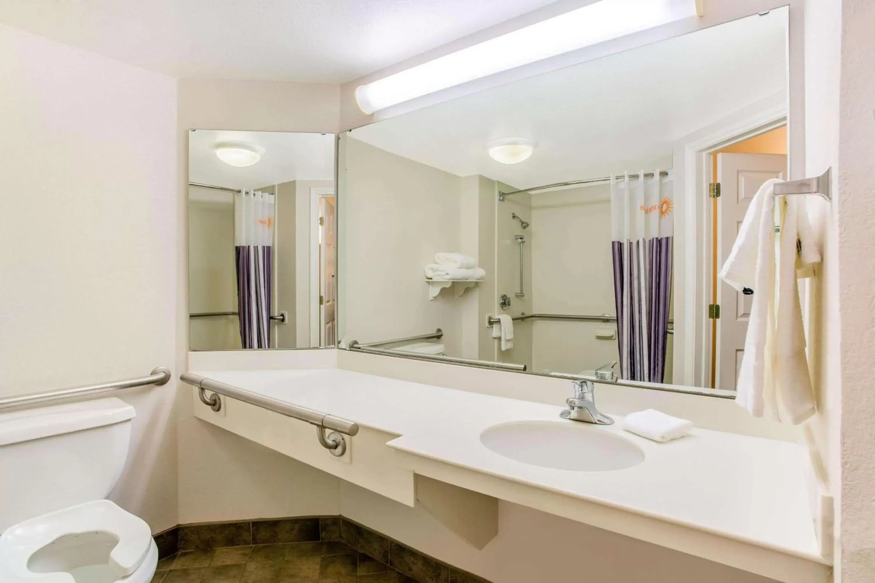 Bathroom in La Quinta by Wyndham Raleigh Durham Intl AP