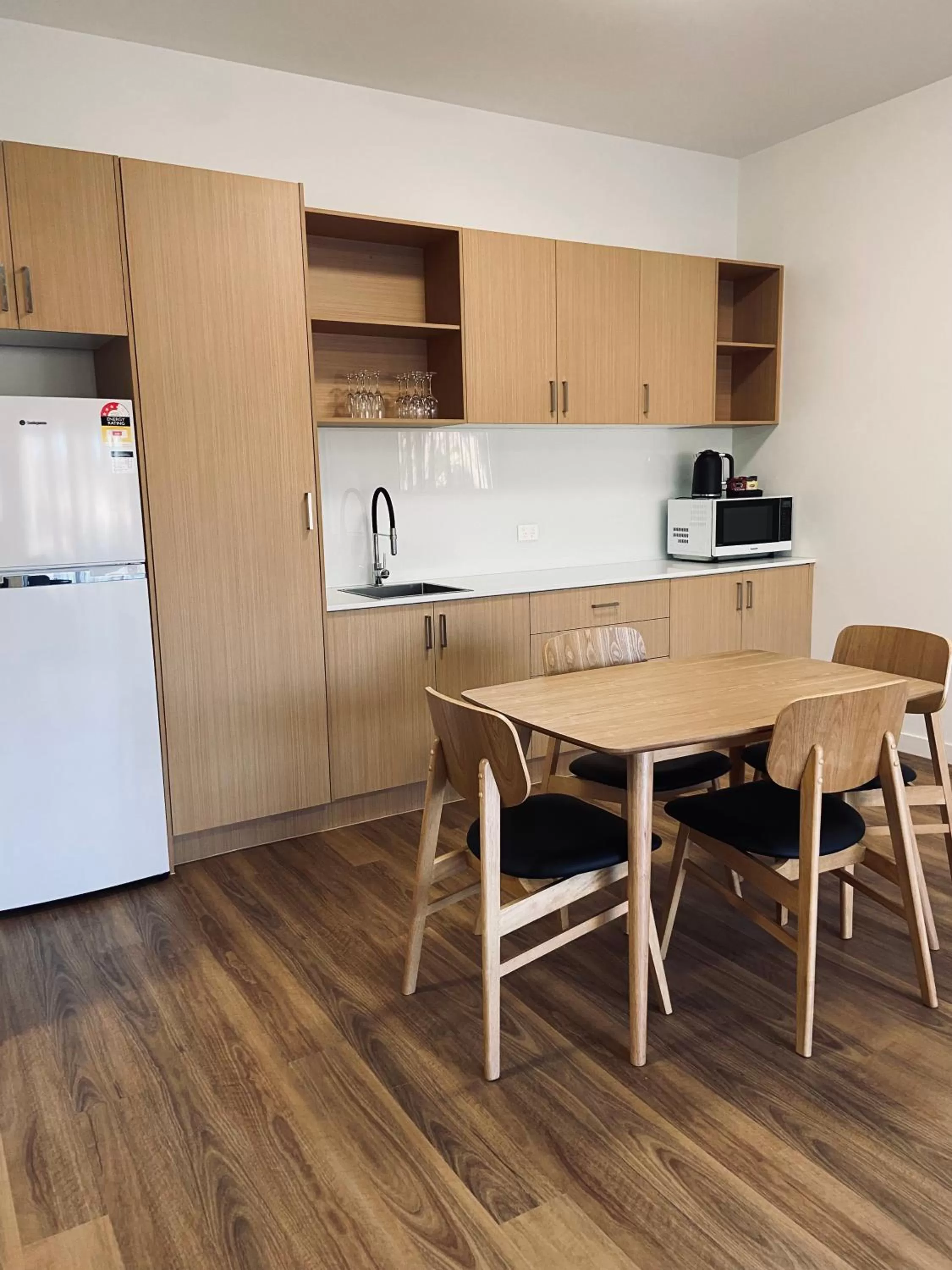 Kitchen/Kitchenette in Whittlesea Motel