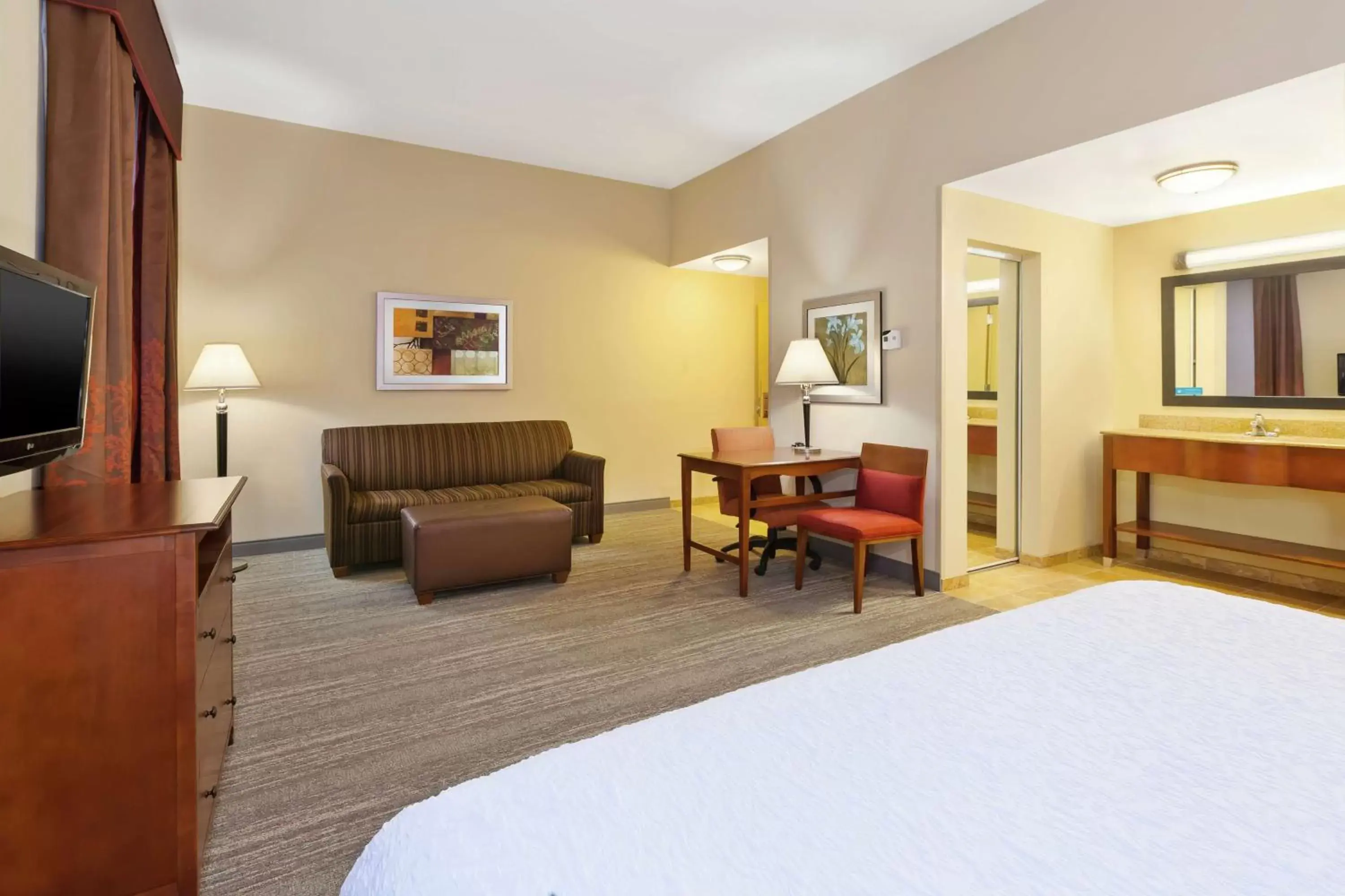 Bedroom, Seating Area in Hampton Inn & Suites Exmore - Eastern Shore