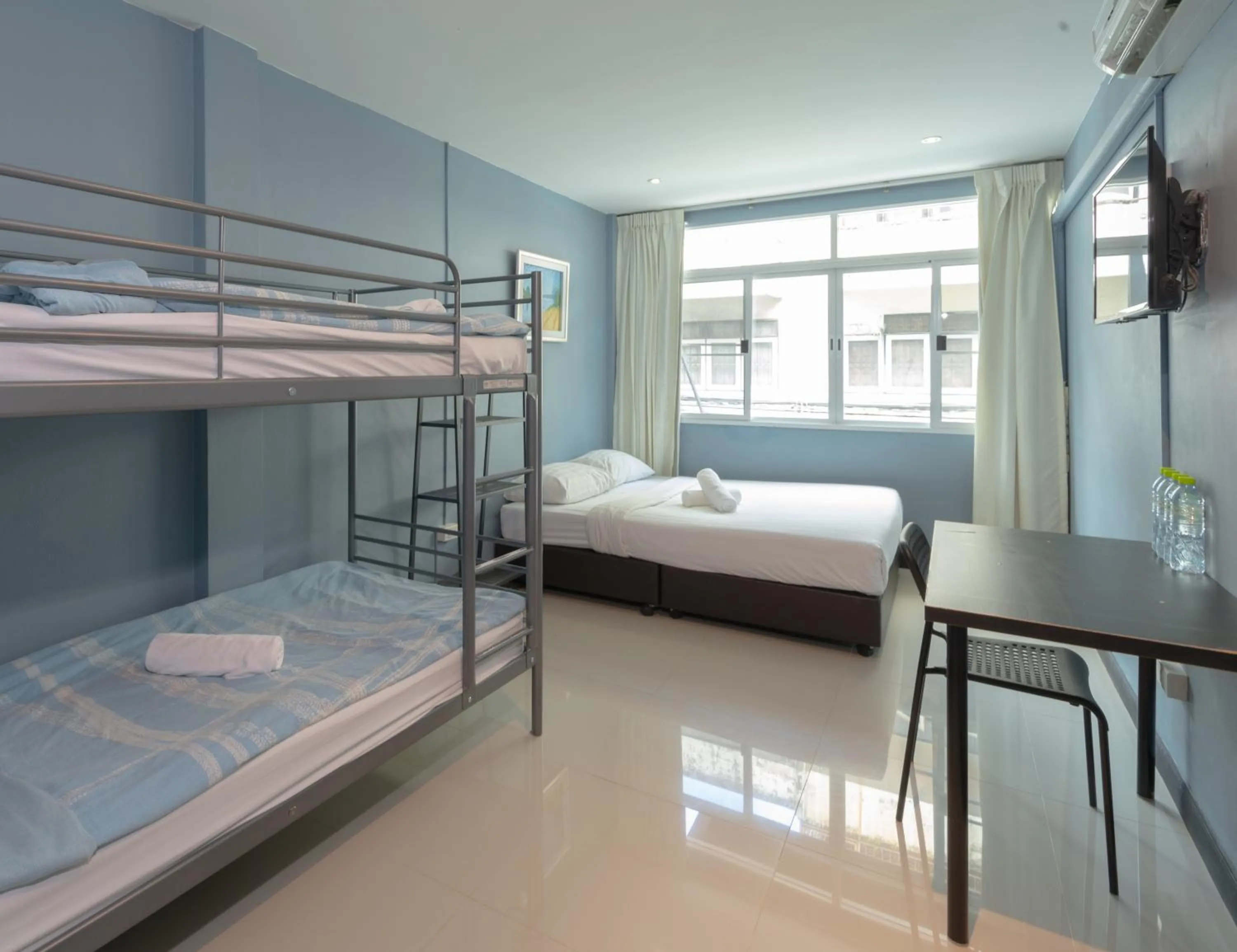 Photo of the whole room, Bed in The Little Pig Sukhumvit