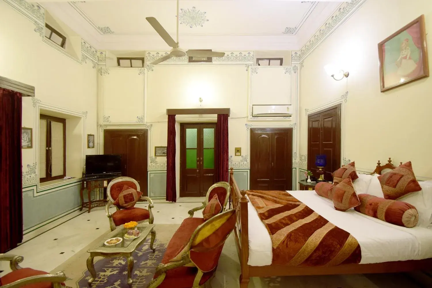 Bedroom in Hari Mahal Palace by Pachar Group