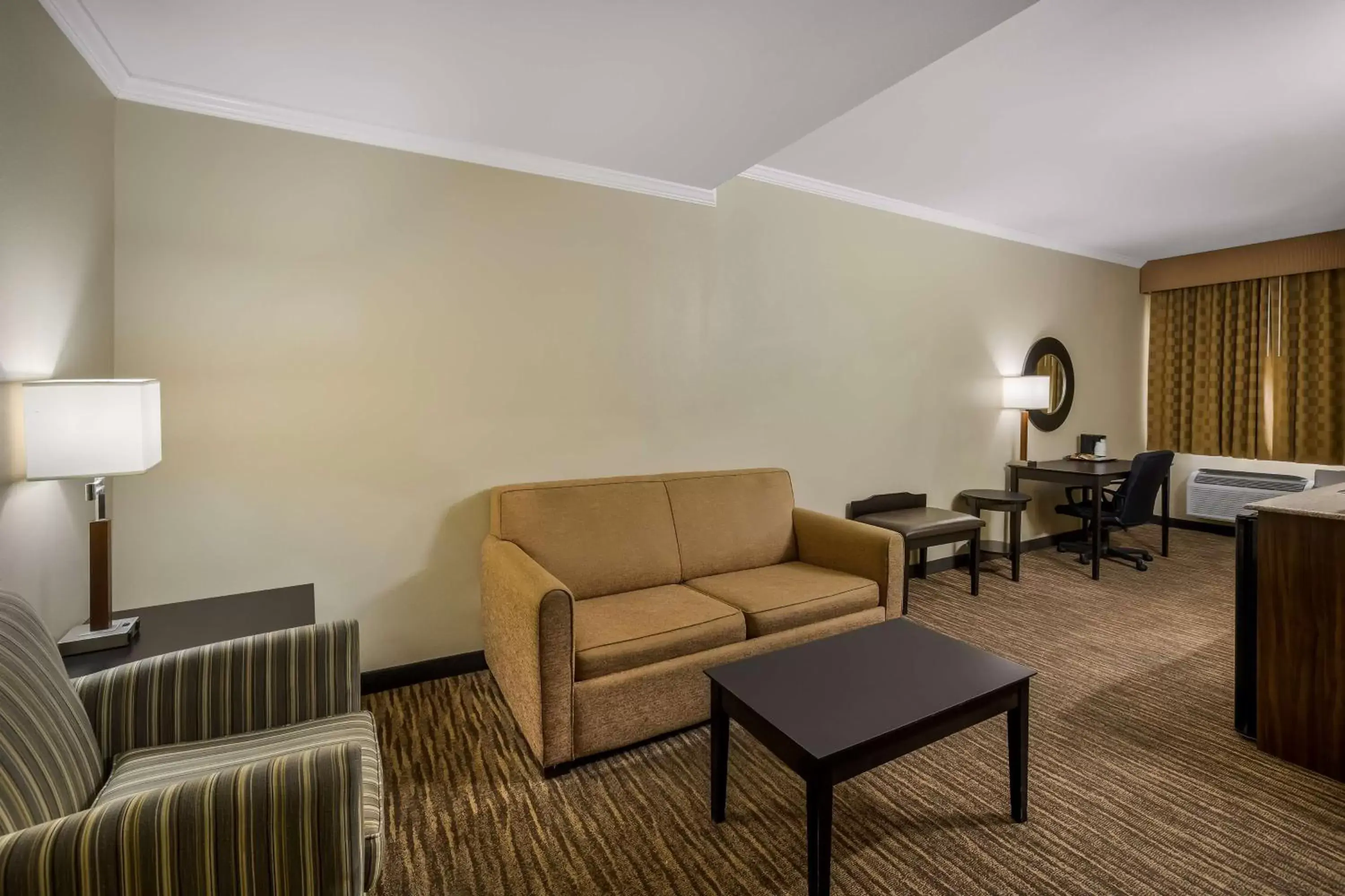 Photo of the whole room, Seating Area in Best Western Gold Poppy Inn