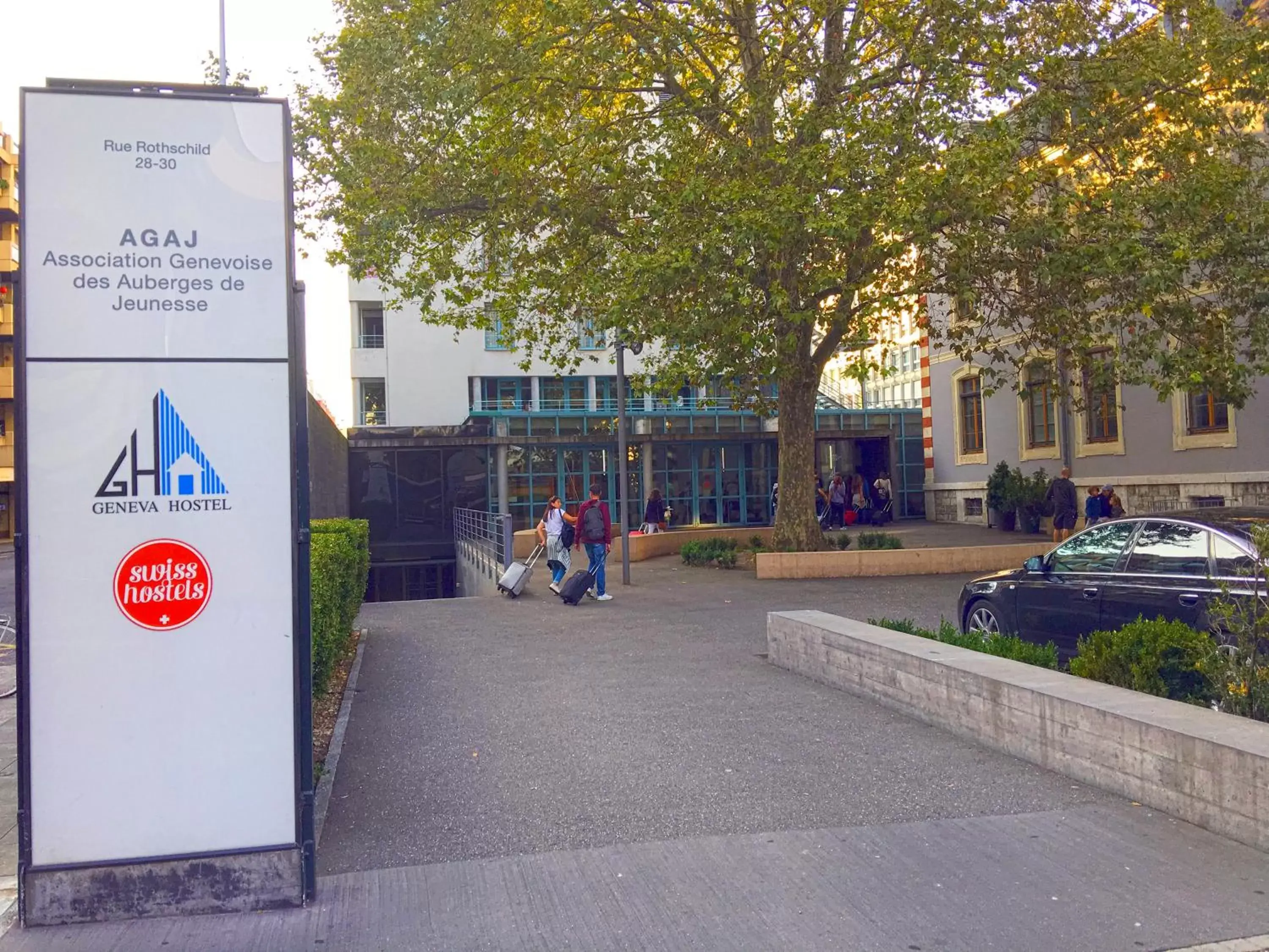 Facade/entrance, Property Building in Geneva Hostel