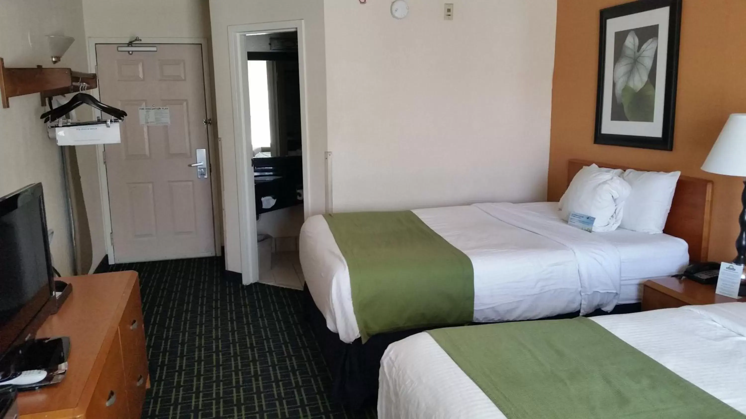 Photo of the whole room, Bed in Days Inn by Wyndham Chattanooga/Hamilton Place