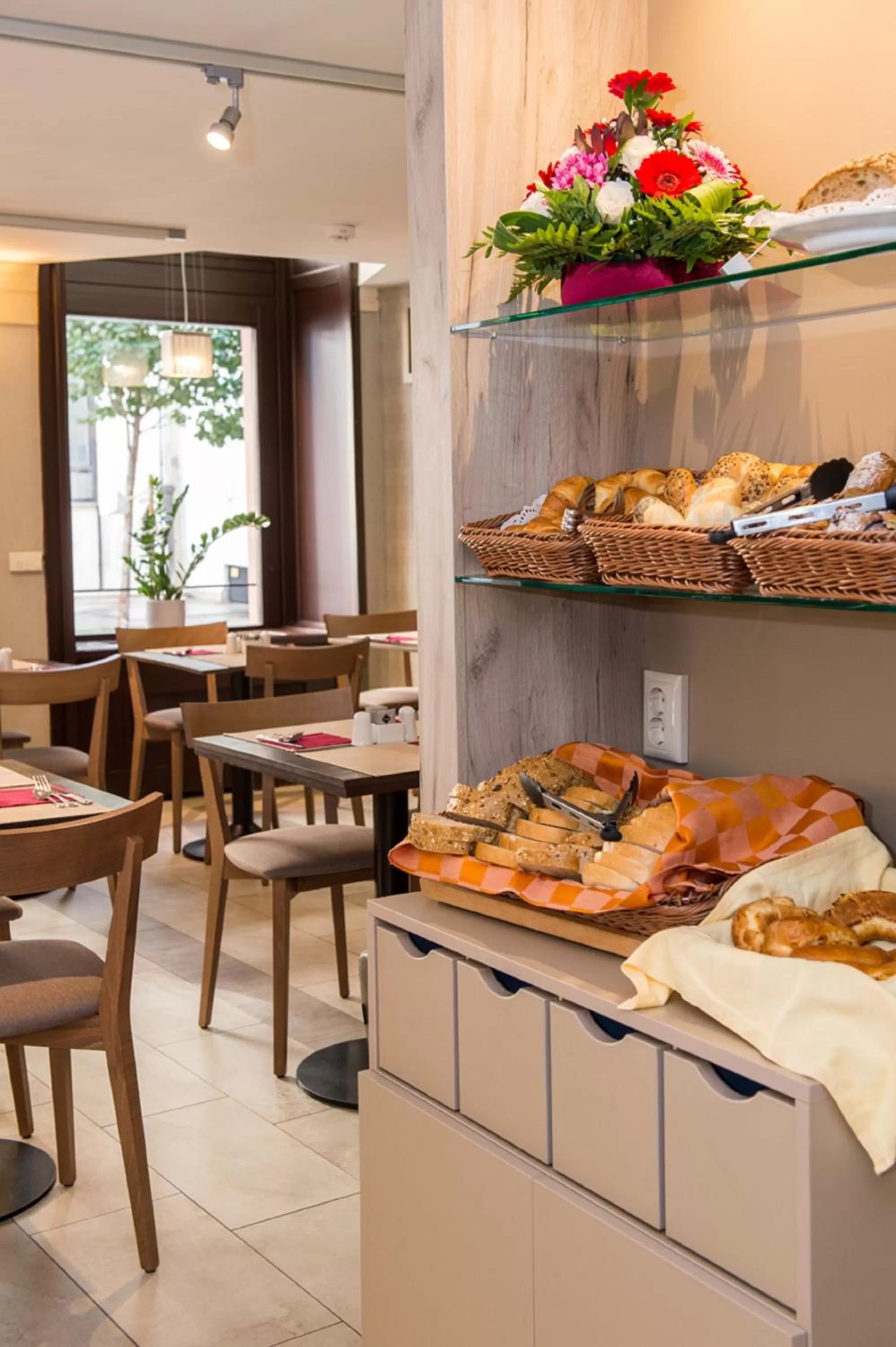 Restaurant/places to eat in Three Corners Hotel Art