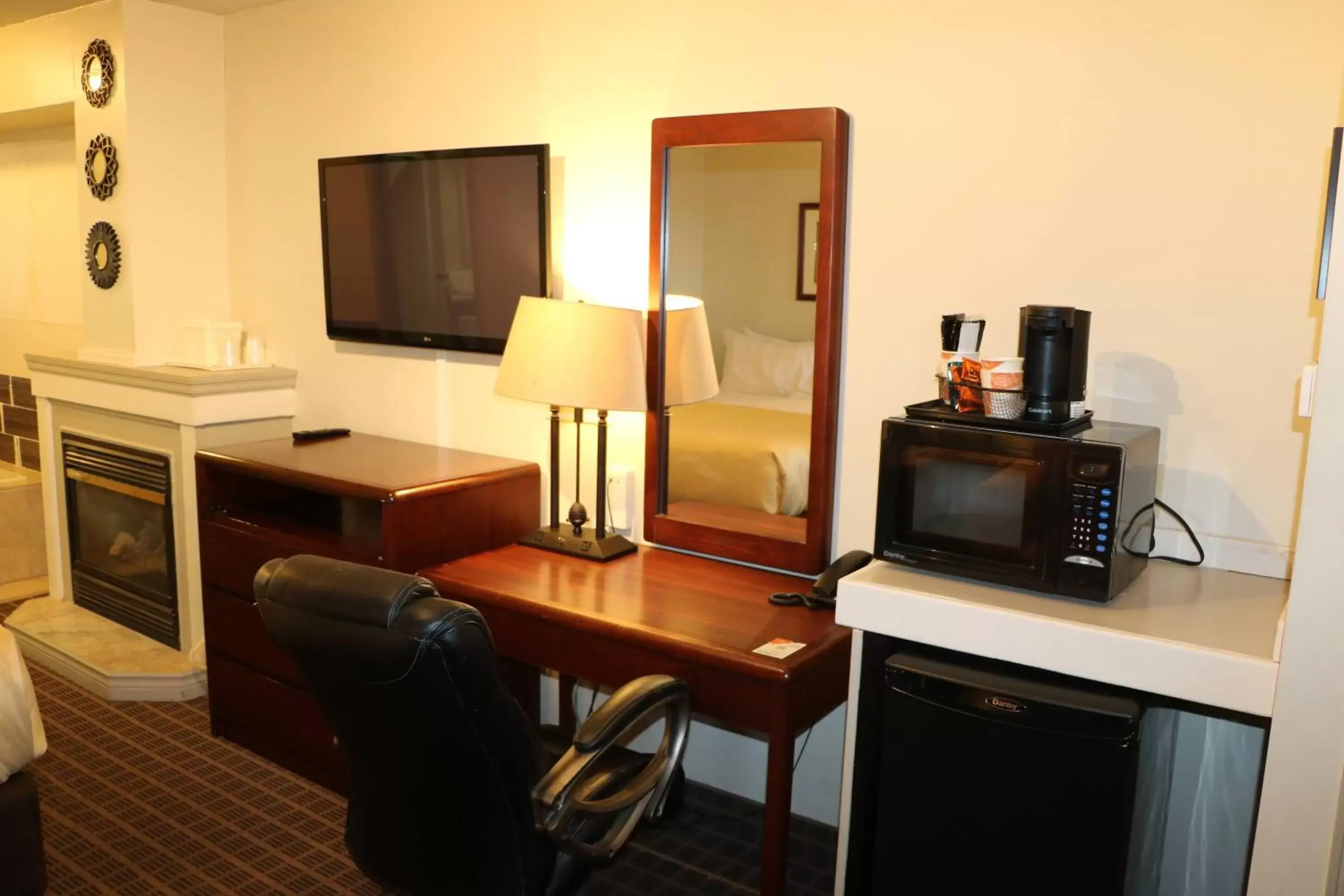 Living room, TV/Entertainment Center in Quality Inn & Suites 1000 Islands